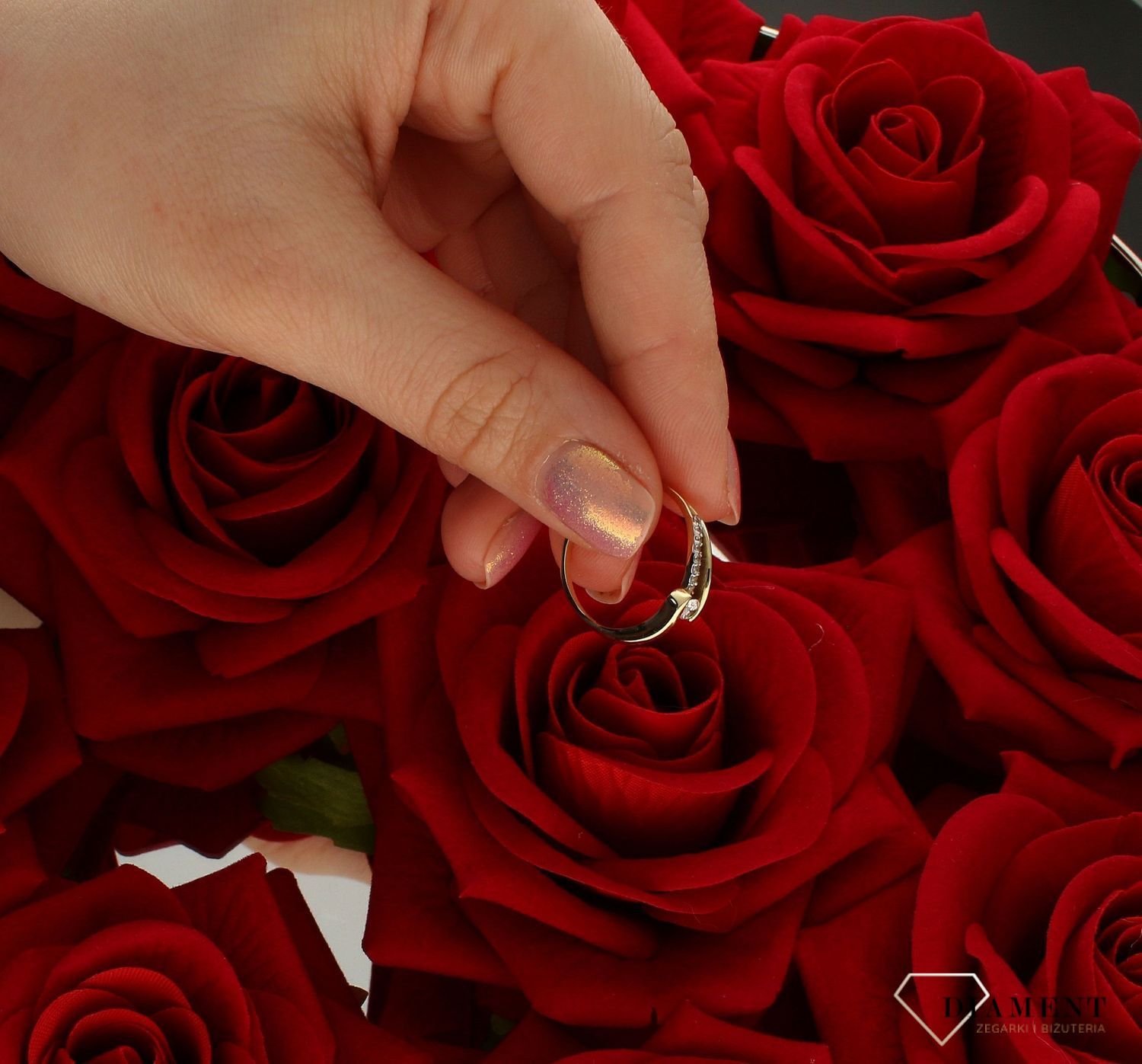 Złoty pierścionek damski 585 zaręczynowy wzór z cyrkoniami rozmiar 17 DIA-PRS-9315-585.  to złoty damski pierścionek wykonany z wysokiej próby żółtego złota 585. Idealna biała cyrkonia we wzorze zaręczynowym nadają pierścion (3).jpg