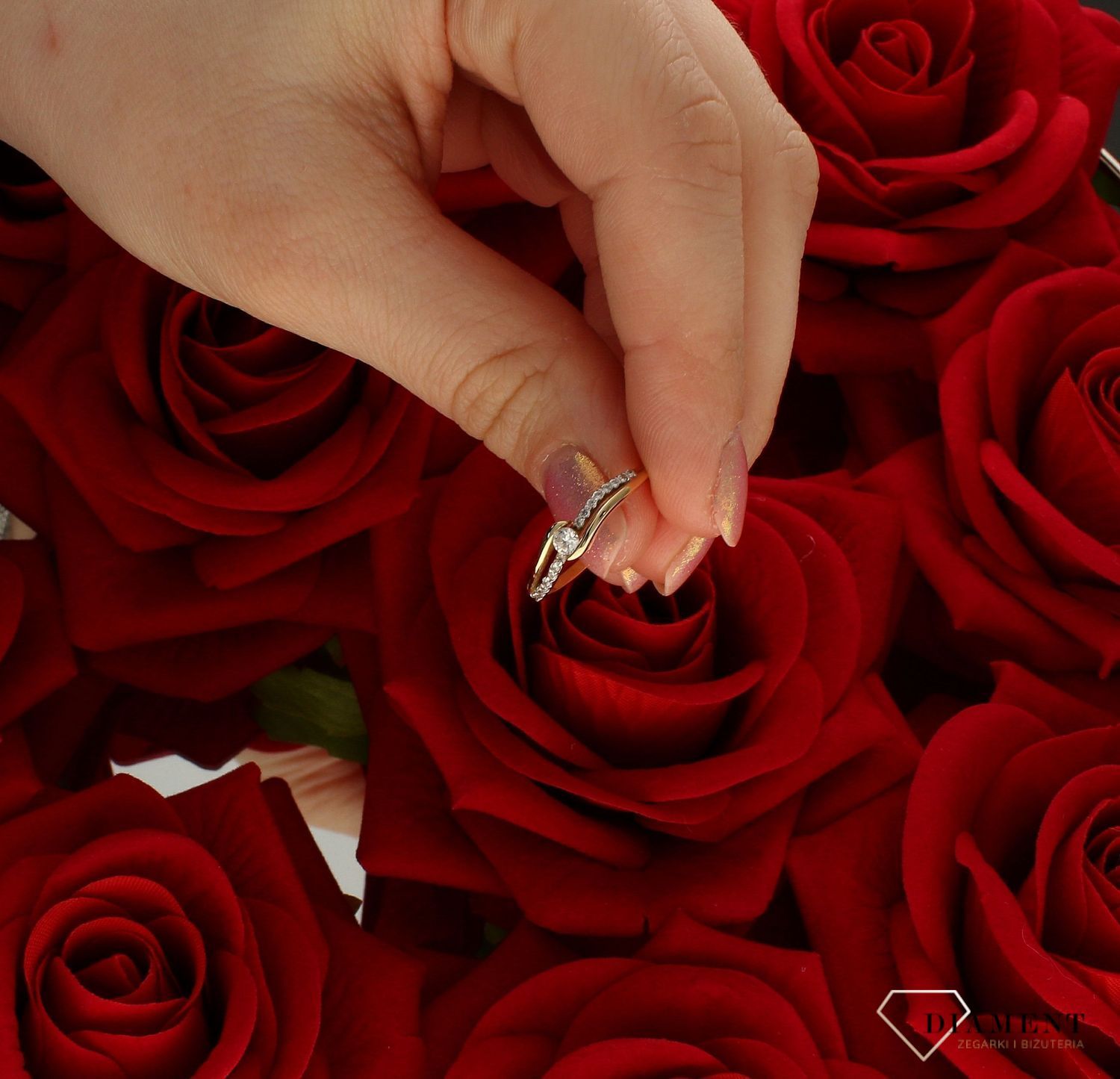 Złoty pierścionek damski 585 zaręczynowy wzór z cyrkoniami rozmiar 17 DIA-PRS-9315-585.  to złoty damski pierścionek wykonany z wysokiej próby żółtego złota 585. Idealna biała cyrkonia we wzorze zaręczynowym nadają pierścion (3).jpg