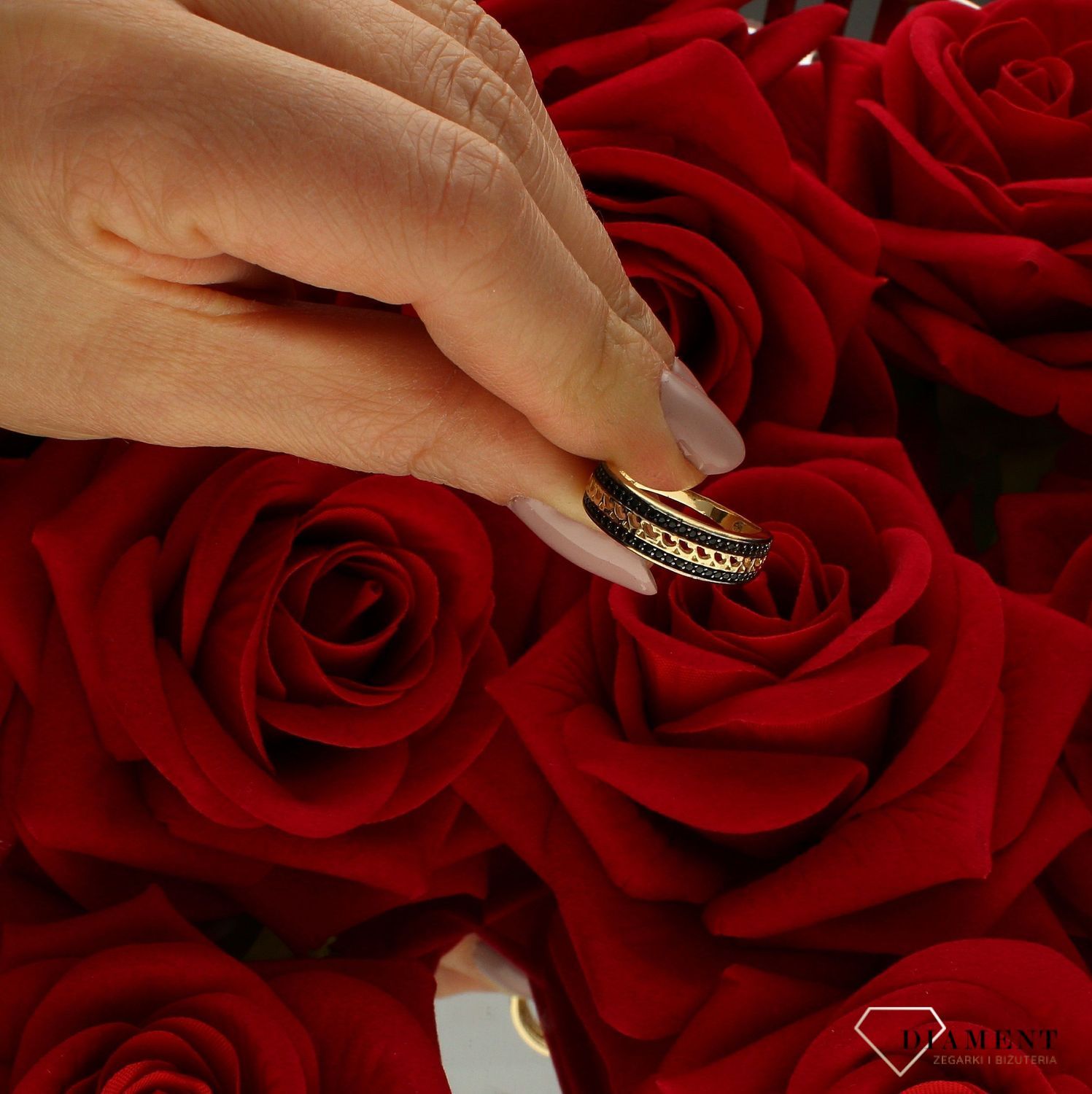 Złoty pierścionek 585 czarne cyrkonie rozmiar 13 DIA-PRS-9316-585 to złoty damski pierścionek wykonany z wysokiej próby złota 585. Idealna czarna cyrkonia we wzorze obrączki nadają pierścionkowi nowoczesnego wyglądu (4).jpg