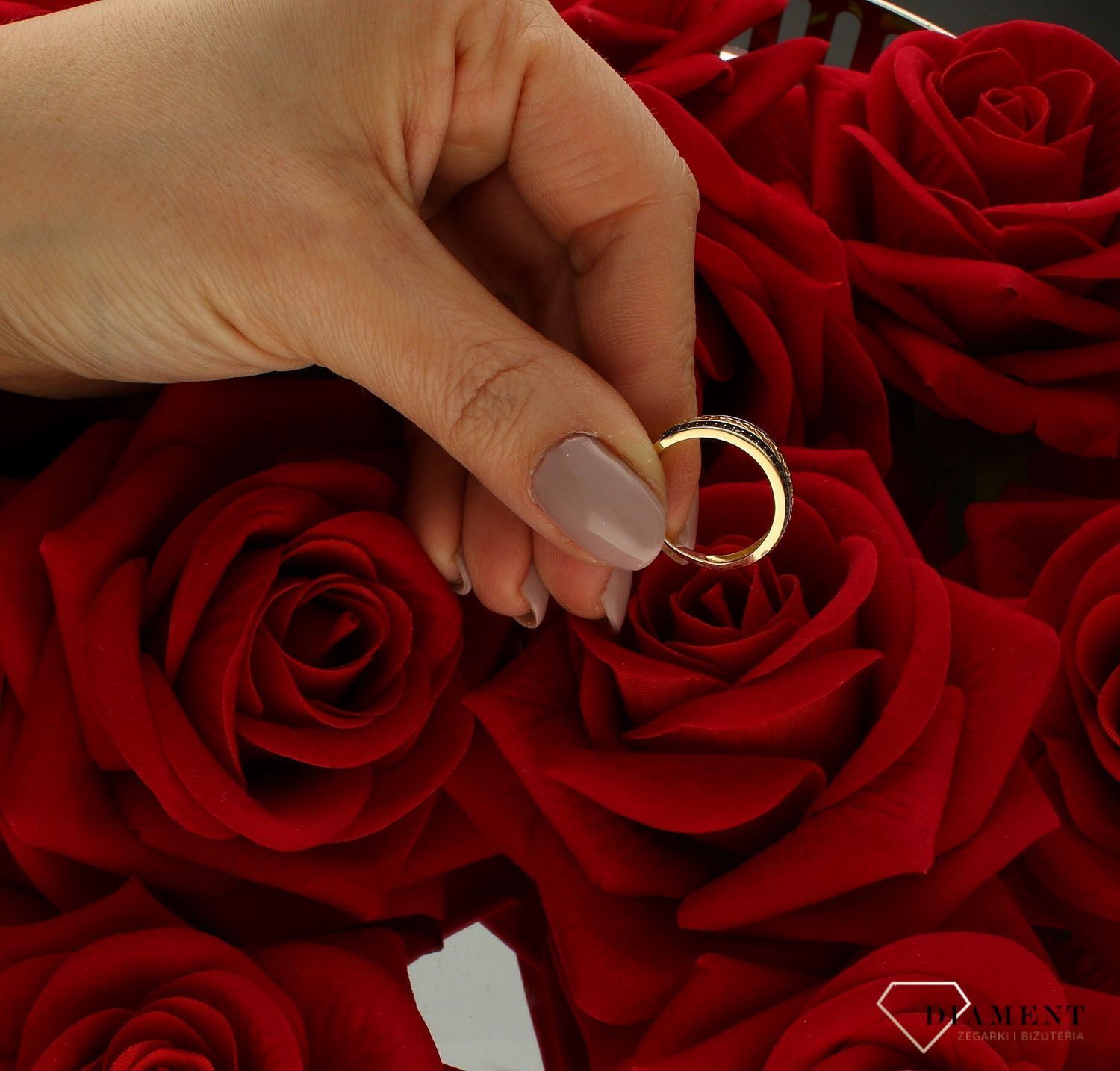 Złoty pierścionek 585 czarne cyrkonie rozmiar 13 DIA-PRS-9316-585 to złoty damski pierścionek wykonany z wysokiej próby złota 585. Idealna czarna cyrkonia we wzorze obrączki nadają pierścionkowi nowoczesnego wyglądu (4).jpg