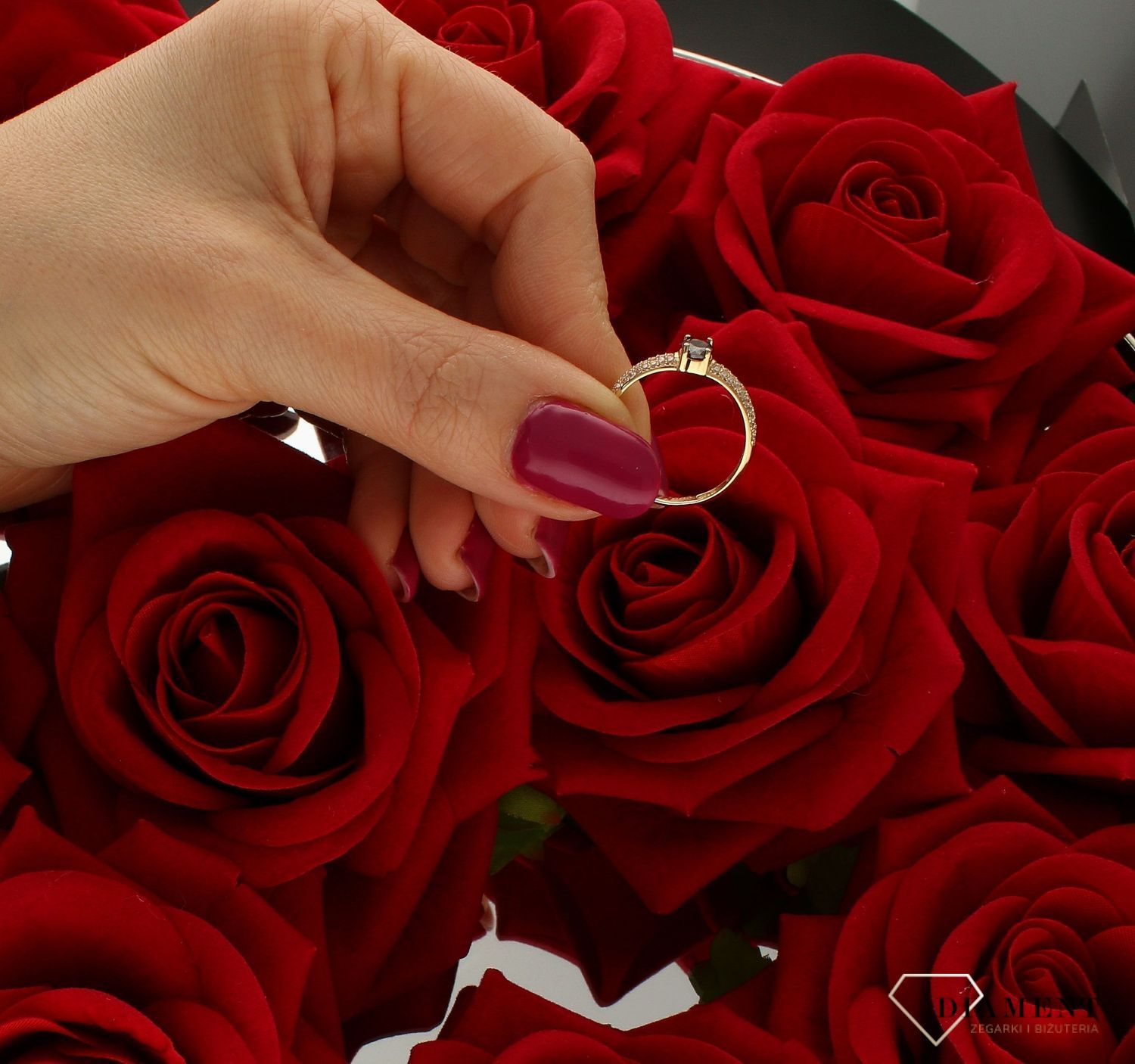 Złoty pierścionek 585 z czarną cyrkonią zaręczynowy DIA-PRS-9317-585. Przepiękny pierścionek, który został ozdobiony błyszczącymi cyrkoniami oraz jedną większą w czarnym kolorze. Pierścionek z wysokiej jakości 14-karatowego  (4).jpg