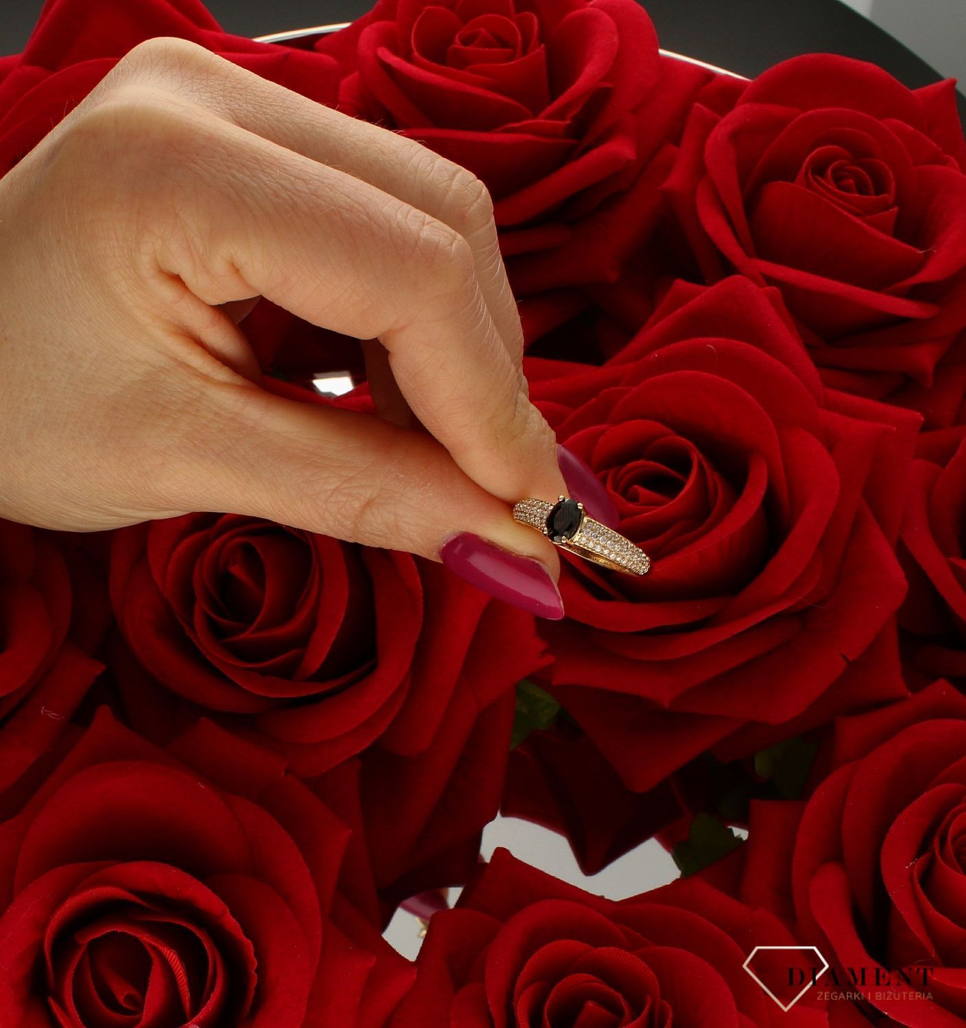 Złoty pierścionek 585 z czarną cyrkonią zaręczynowy DIA-PRS-9317-585. Przepiękny pierścionek, który został ozdobiony błyszczącymi cyrkoniami oraz jedną większą w czarnym kolorze. Pierścionek z wysokiej jakości 14-karatowego  (4).jpg