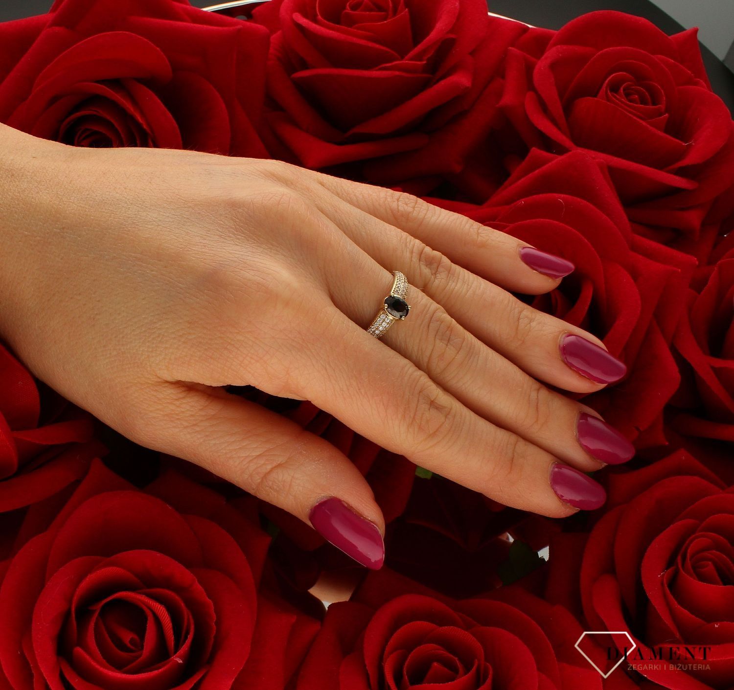 Złoty pierścionek 585 z czarną cyrkonią zaręczynowy DIA-PRS-9317-585. Przepiękny pierścionek, który został ozdobiony błyszczącymi cyrkoniami oraz jedną większą w czarnym kolorze. Pierścionek z wysokiej jakości 14-karatowego  (4).jpg