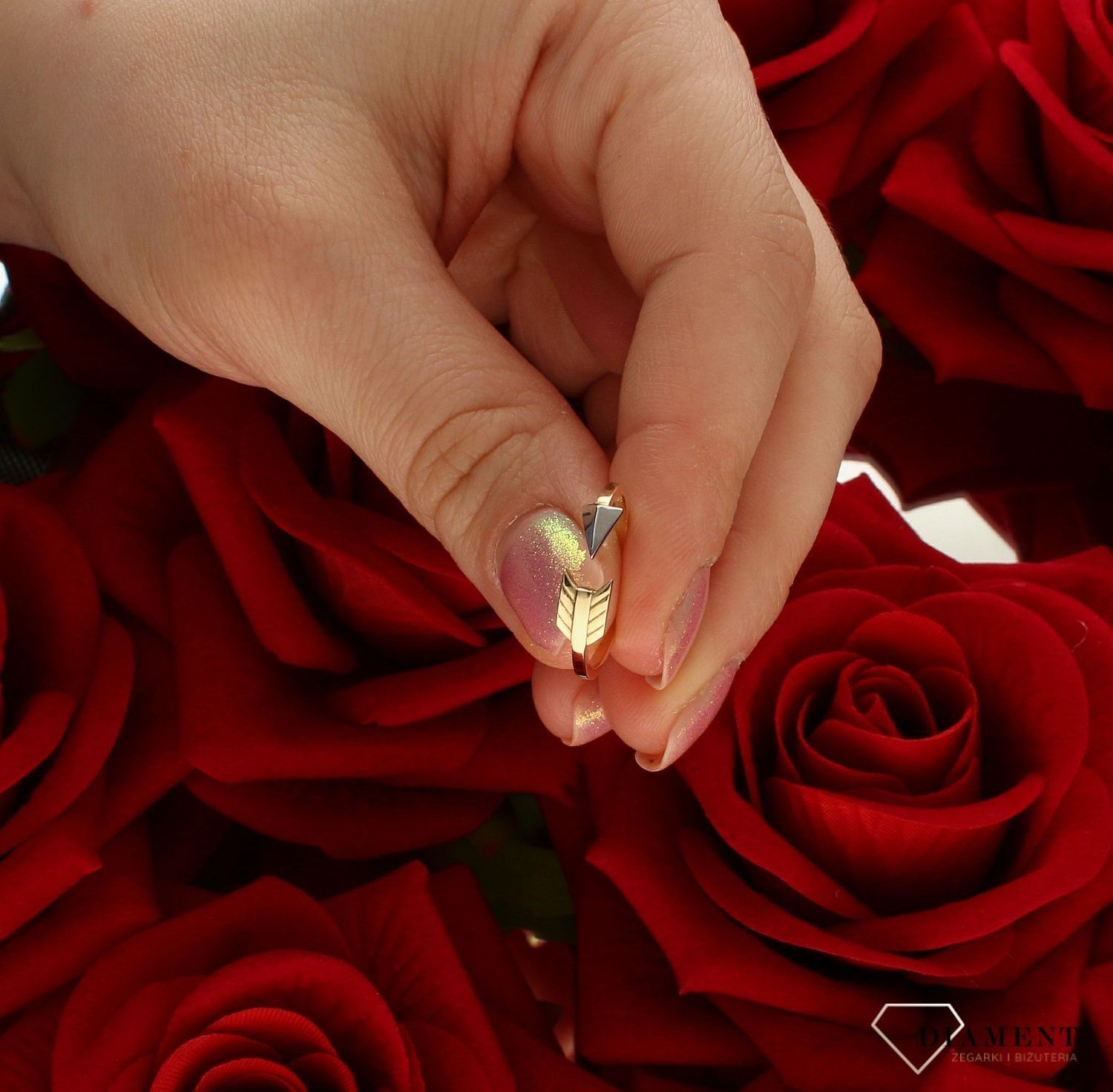 Złoty pierścionek damski 585 strzałka rozmiar 17 DIA-PRS-9318-585 to złoty damski pierścionek wykonany z wysokiej próby żółtego złota 585. Wzór strzałki o dwóch końcach nadaje pierścionkowi nowoczesnego wyglądu (4).jpg