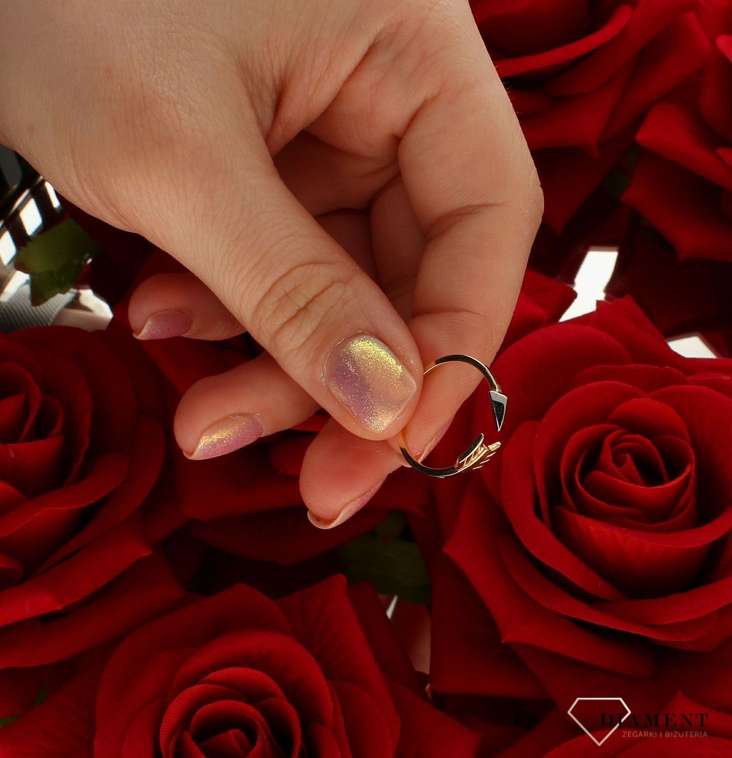 Złoty pierścionek damski 585 strzałka rozmiar 17 DIA-PRS-9318-585 to złoty damski pierścionek wykonany z wysokiej próby żółtego złota 585. Wzór strzałki o dwóch końcach nadaje pierścionkowi nowoczesnego wyglądu (4).jpg