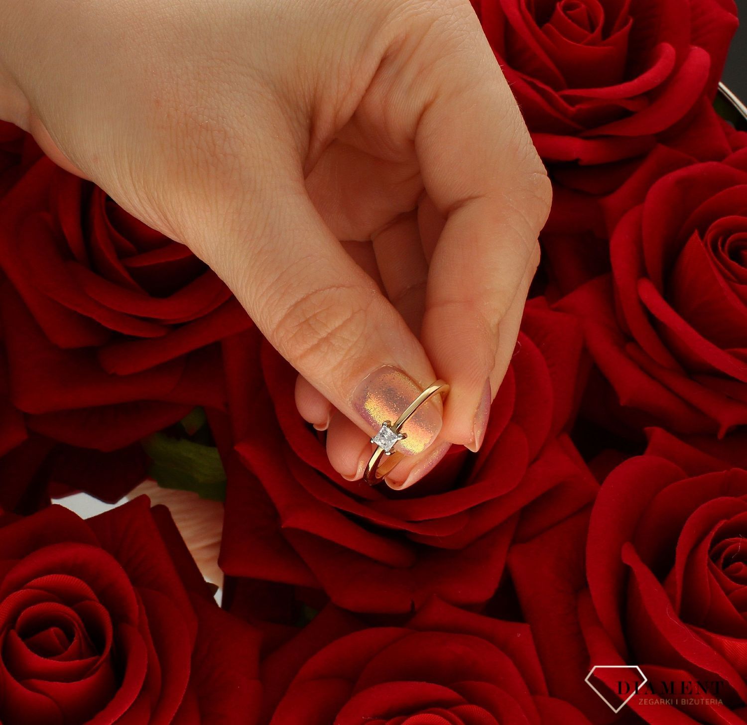 Złoty pierścionek damski 585 zaręczynowy wzór rozmiar 15 DIA-PRS-9319-585 to złoty damski pierścionek wykonany z wysokiej próby żółtego złota 585. Idealna biała cyrkonia we wzorze zaręczynowym nadają pierścionkowi nowoczesne (4).jpg