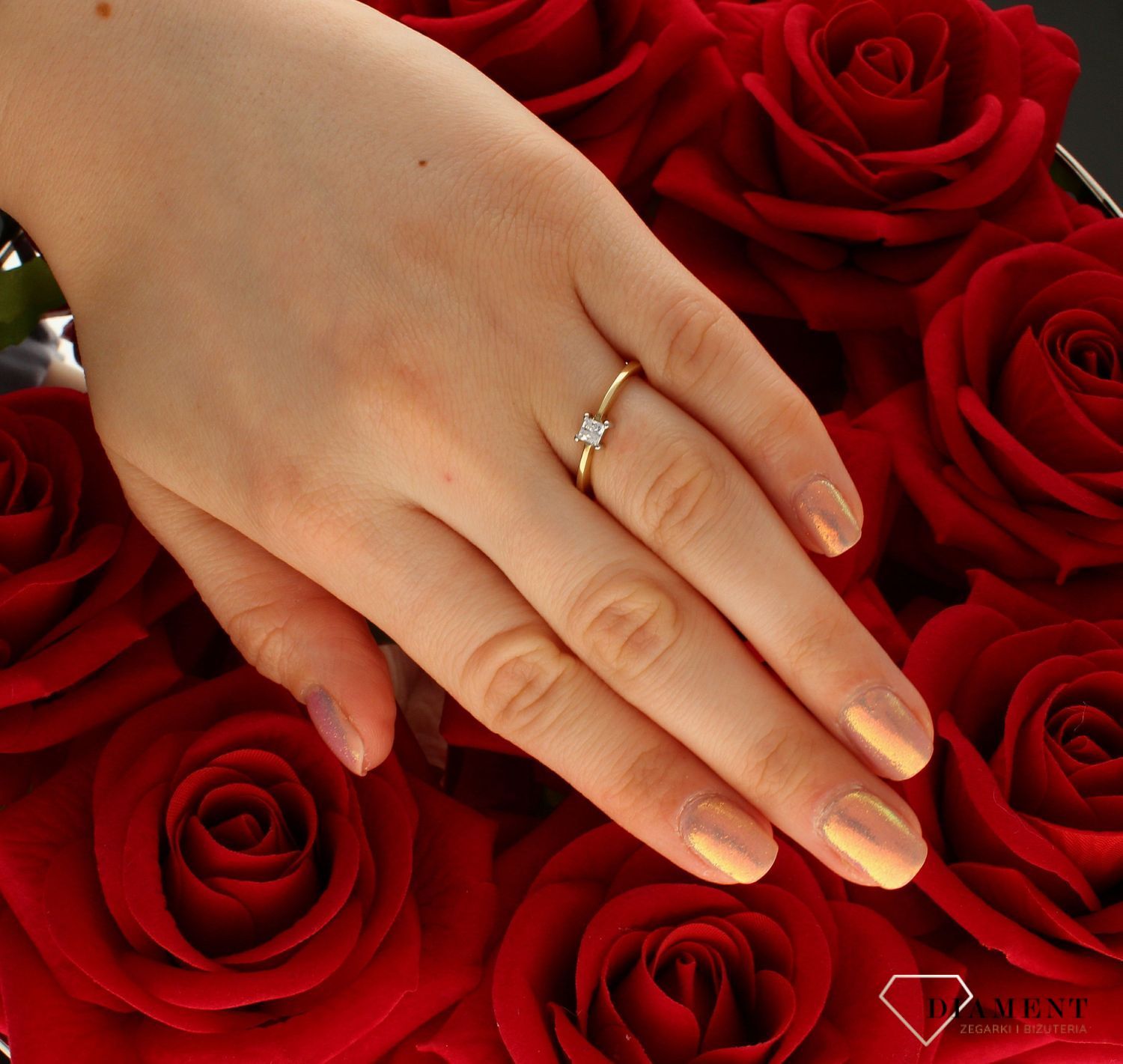 Złoty pierścionek damski 585 zaręczynowy wzór rozmiar 15 DIA-PRS-9319-585 to złoty damski pierścionek wykonany z wysokiej próby żółtego złota 585. Idealna biała cyrkonia we wzorze zaręczynowym nadają pierścionkowi nowoczesne (4).jpg
