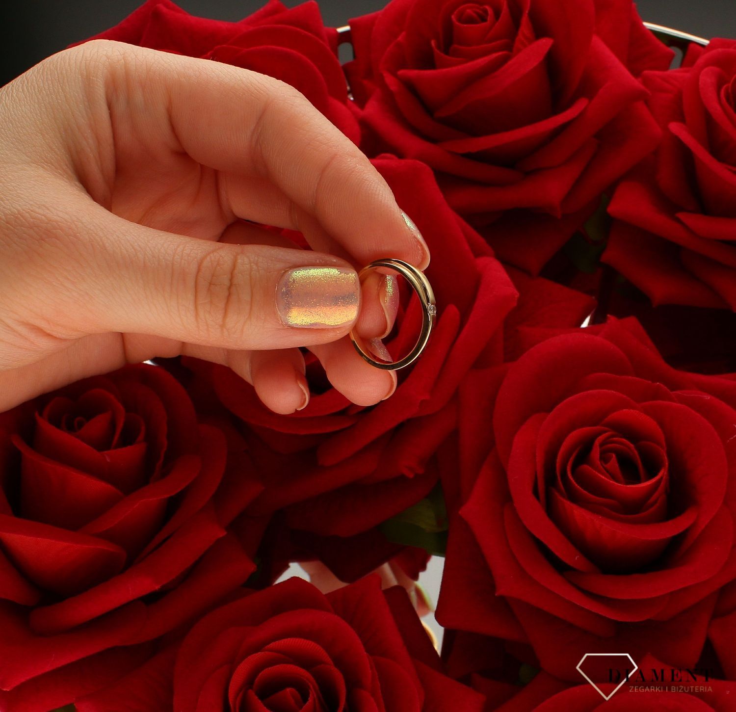 Złoty pierścionek damski 585 delikatny zaręczynowy wzór rozmiar 13 DIA-PRS-9320-585  to złoty damski pierścionek wykonany z wysokiej próby żółtego złota 585. Idealna biała cyrkonia we wzorze zaręczynowym nadają pierścionkowi (4).jpg