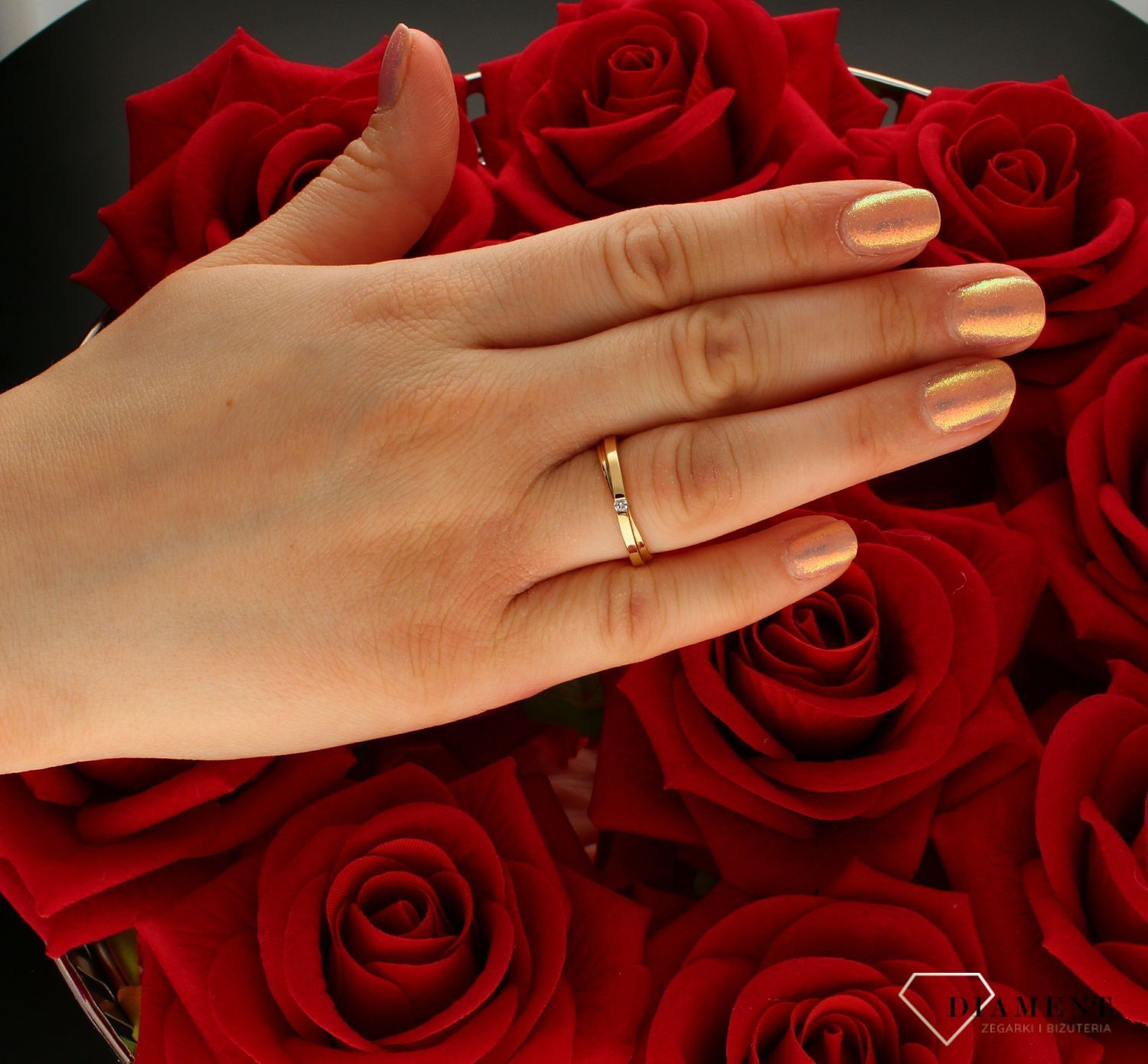 Złoty pierścionek damski 585 delikatny zaręczynowy wzór rozmiar 13 DIA-PRS-9320-585  to złoty damski pierścionek wykonany z wysokiej próby żółtego złota 585. Idealna biała cyrkonia we wzorze zaręczynowym nadają pierścionkowi (4).jpg