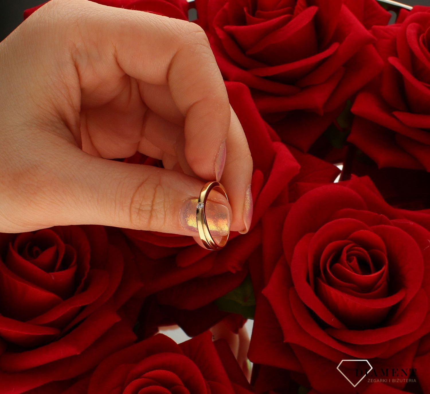 Złoty pierścionek damski 585 delikatny zaręczynowy wzór rozmiar 13 DIA-PRS-9320-585  to złoty damski pierścionek wykonany z wysokiej próby żółtego złota 585. Idealna biała cyrkonia we wzorze zaręczynowym nadają pierścionkowi (4).jpg