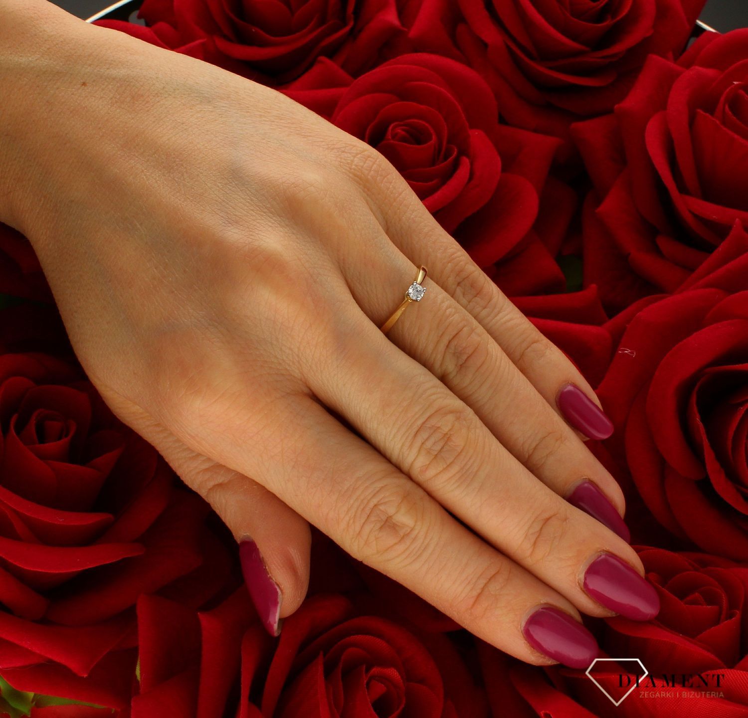 Złoty pierścionek 585 zaręczynowy wzór rozmiar 11 DIA-PRS-9322-585  to złoty damski pierścionek wykonany z wysokiej próby żółtego złota 585. Idealna biała cyrkonia we wzorze zaręczynowym nadają pierścionkowi nowoczesnego wyg (4).jpg