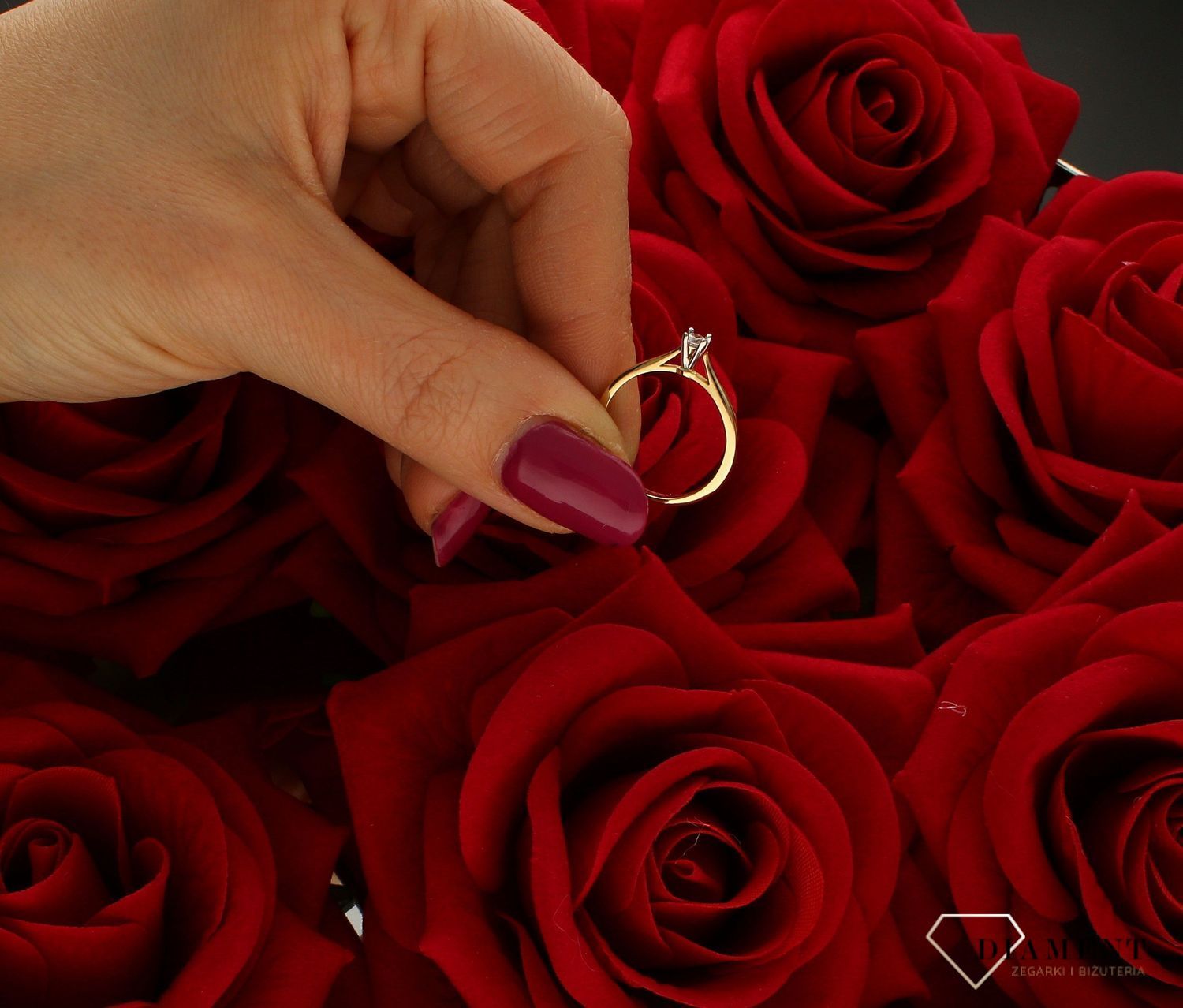 Złoty pierścionek 585 zaręczynowy wzór rozmiar 11 DIA-PRS-9322-585  to złoty damski pierścionek wykonany z wysokiej próby żółtego złota 585. Idealna biała cyrkonia we wzorze zaręczynowym nadają pierścionkowi nowoczesnego wyg (4).jpg