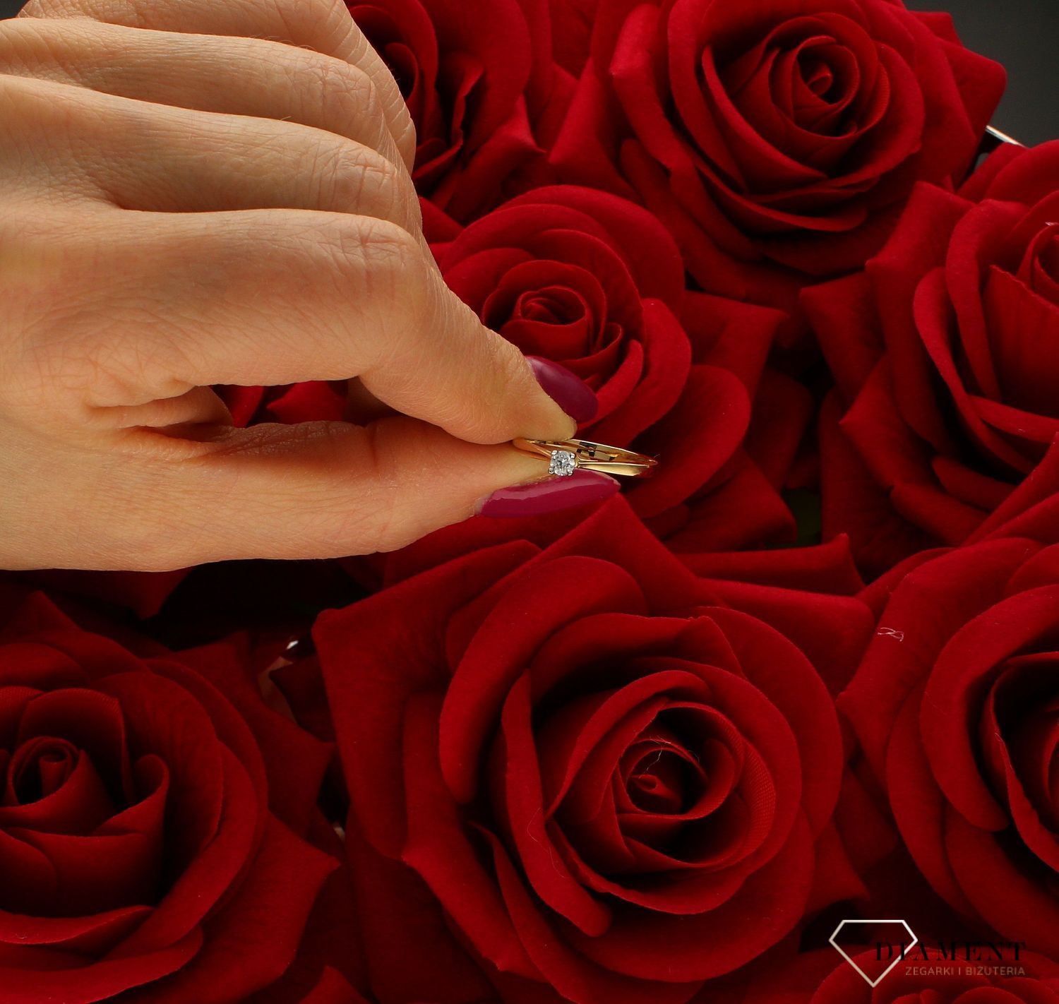 Złoty pierścionek 585 zaręczynowy wzór rozmiar 11 DIA-PRS-9322-585  to złoty damski pierścionek wykonany z wysokiej próby żółtego złota 585. Idealna biała cyrkonia we wzorze zaręczynowym nadają pierścionkowi nowoczesnego wyg (4).jpg