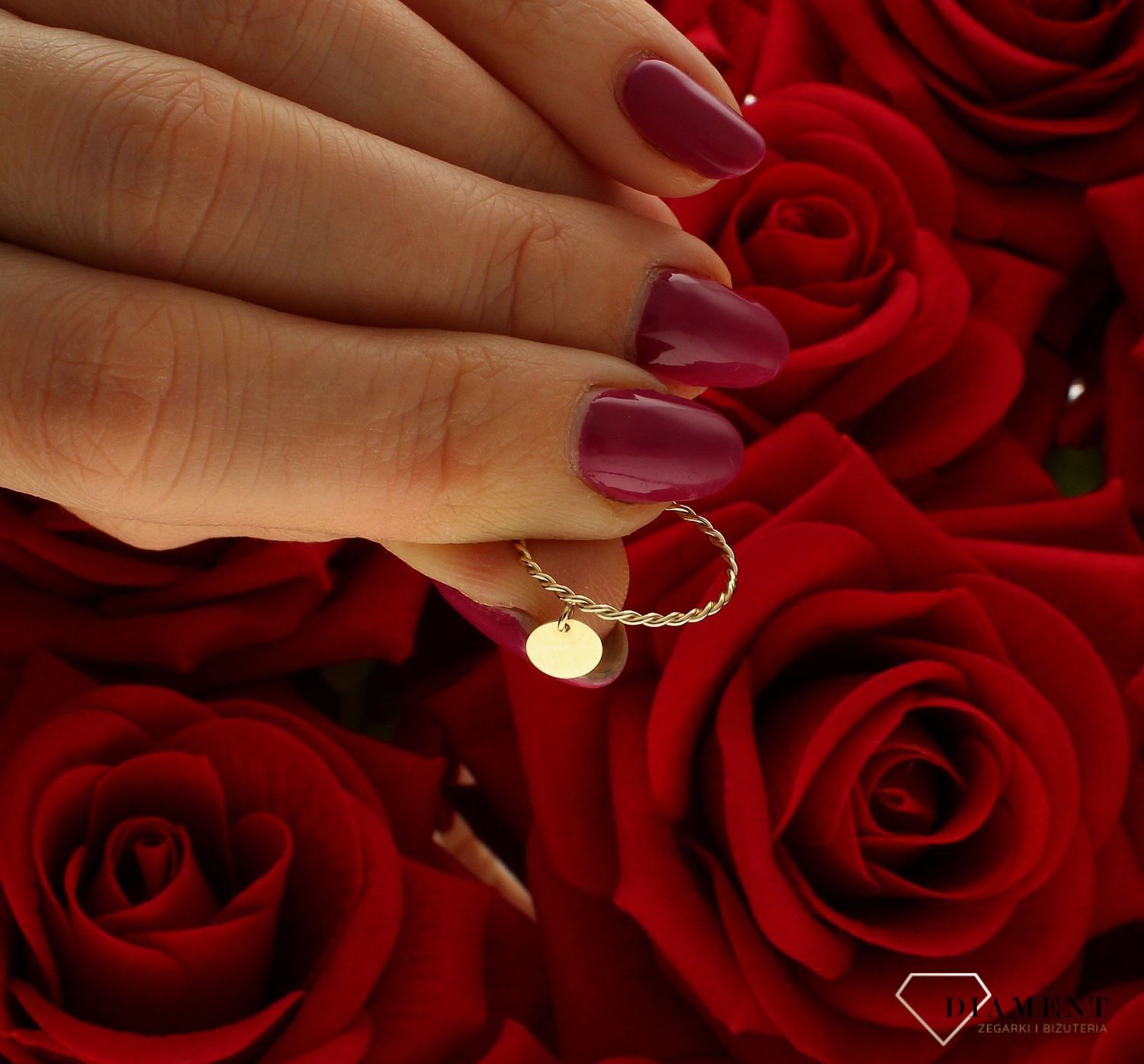 Złoty pierścionek 585 pleciony nowoczesny wzór z kółeczkiem rozmiar 11 DIA-PRS-9323-585 to złoty damski pierścionek wykonany z wysokiej próby złota 585. Idealna zawieszka w kształcie kółka blaszki we  nadają pierścionkowi nowo (1).jpg