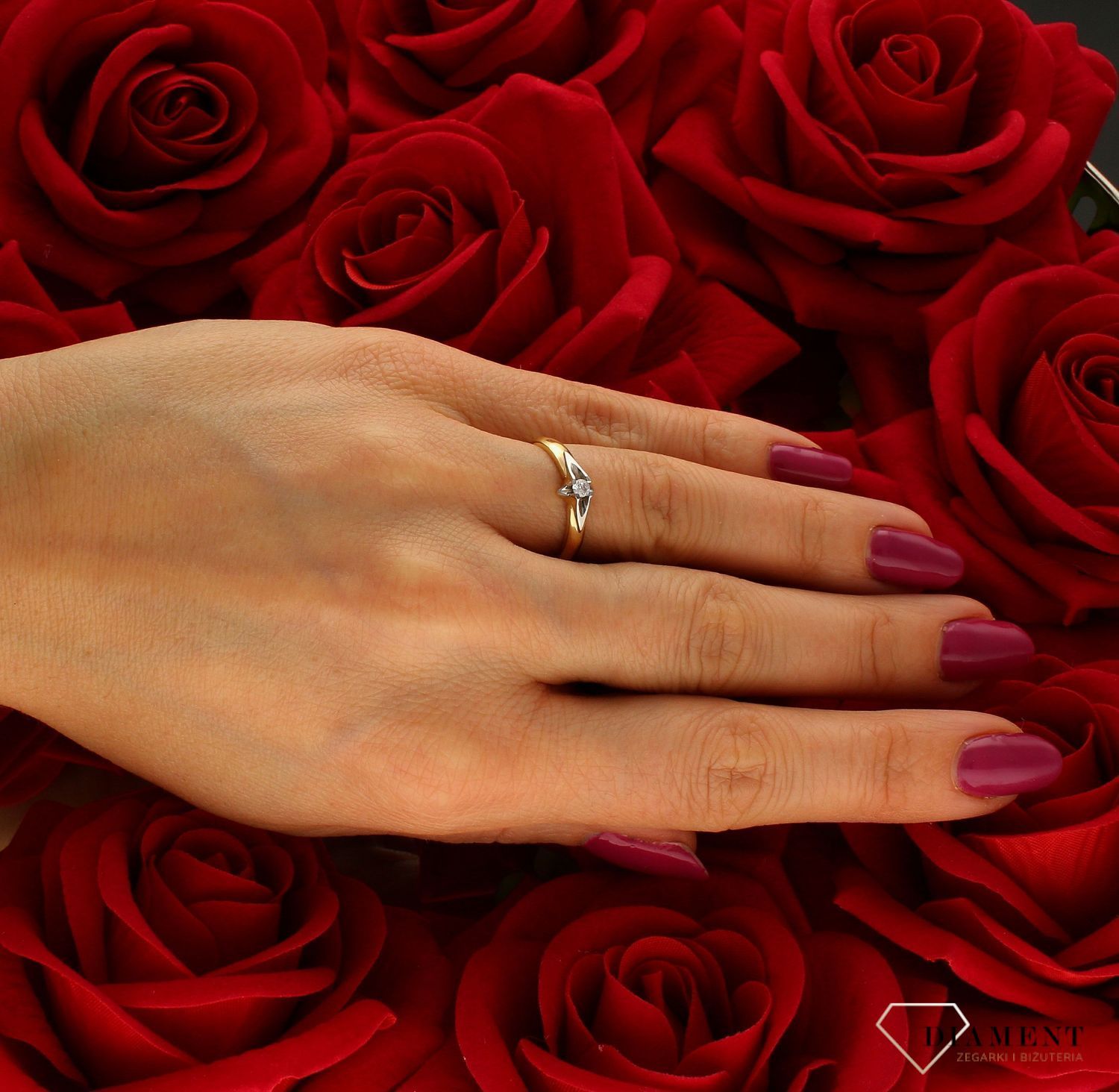 Złoty pierścionek 585 z cyrkonią zaręczynowy DIA-PRS-9325-585. Złoty pierścionek prosty ozdobiony cyrkonią i białym złotem. Piękny pierścionek wykonany z wysokiej jakości złota próby 585. Złoty pierścionek idealny na prezent (4).jpg