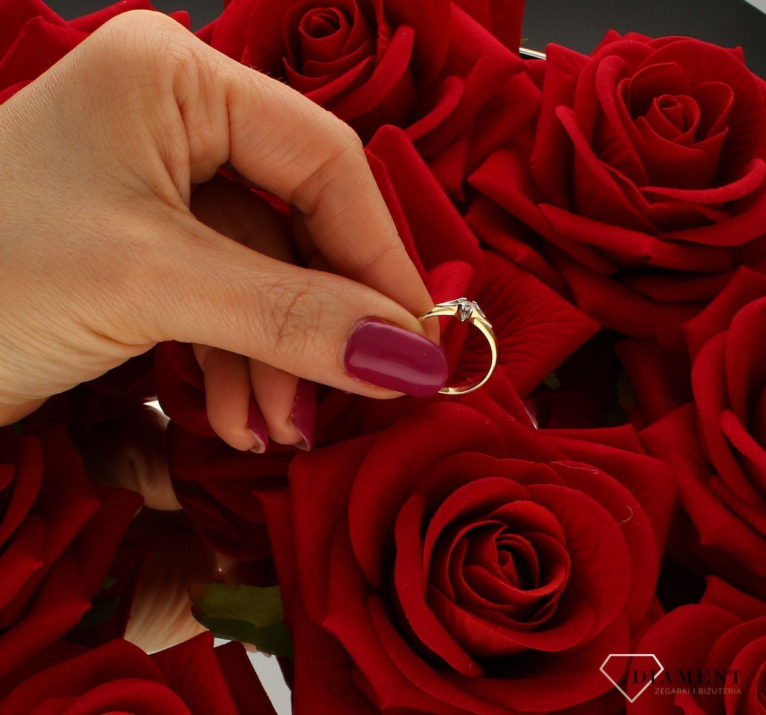 Złoty pierścionek 585 z cyrkonią zaręczynowy DIA-PRS-9325-585. Złoty pierścionek prosty ozdobiony cyrkonią i białym złotem. Piękny pierścionek wykonany z wysokiej jakości złota próby 585. Złoty pierścionek idealny na prezent (4).jpg