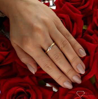 Złoty pierścionek 585 damski zaręczynowy wzór rozmiar 17 DIA-PRS-9326-585 to złoty damski pierścionek wykonany z wysokiej próby złota 585. Idealna biała cyrkonia we wzorze zaręczynowym nadają pierścionkowi nowoczesnego wyglądu (1).jpg
