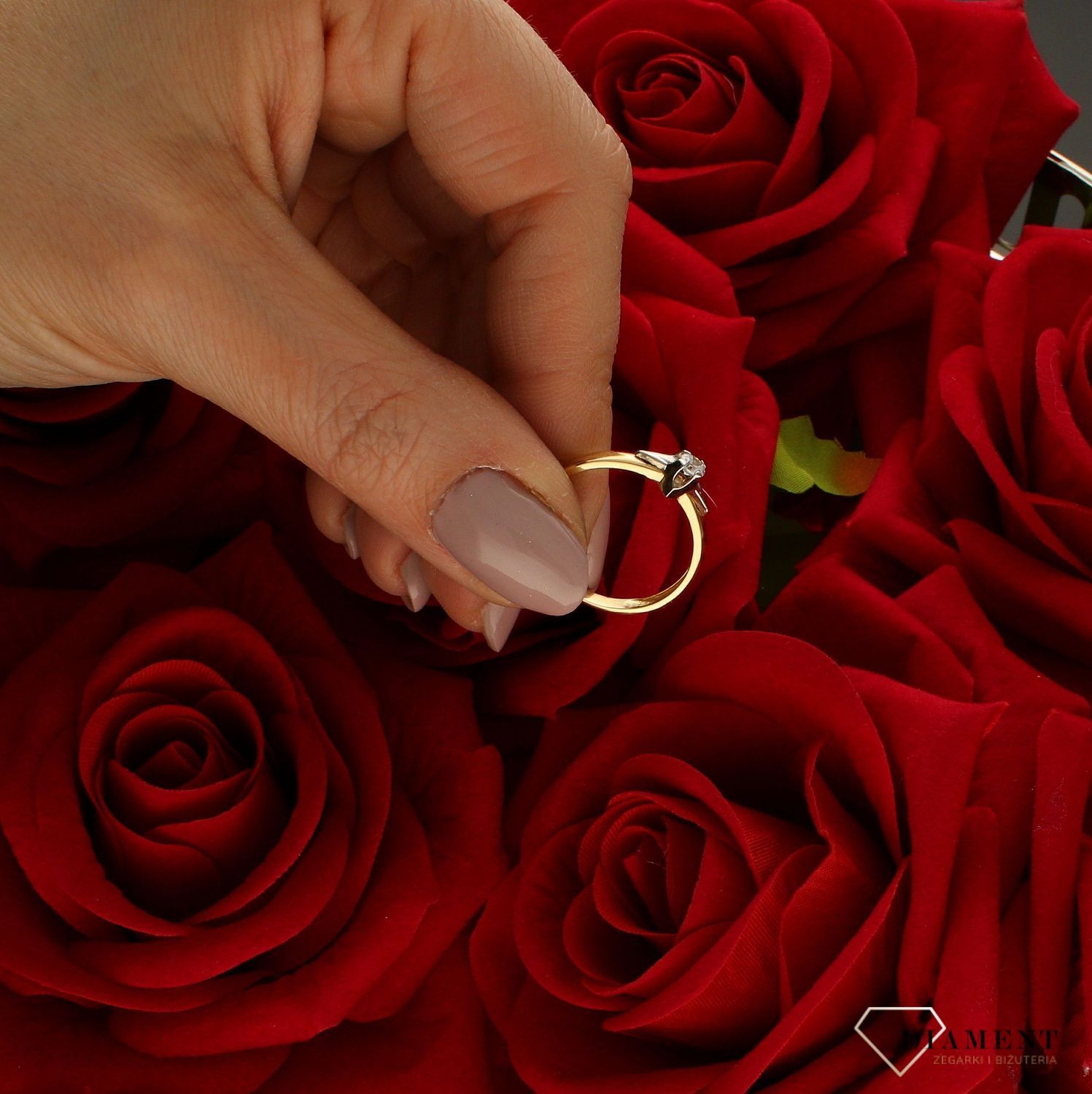 Złoty pierścionek 585 damski zaręczynowy wzór rozmiar 17 DIA-PRS-9326-585 to złoty damski pierścionek wykonany z wysokiej próby złota 585. Idealna biała cyrkonia we wzorze zaręczynowym nadają pierścionkowi nowoczesnego wyglą (4).jpg