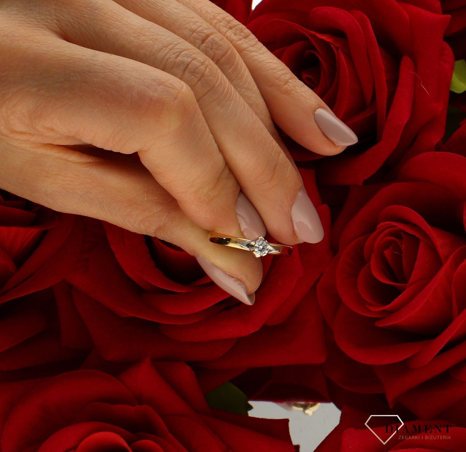 Złoty pierścionek 585 damski zaręczynowy wzór rozmiar 17 DIA-PRS-9326-585 to złoty damski pierścionek wykonany z wysokiej próby złota 585. Idealna biała cyrkonia we wzorze zaręczynowym nadają pierścionkowi nowoczesnego wyglą (4).jpg