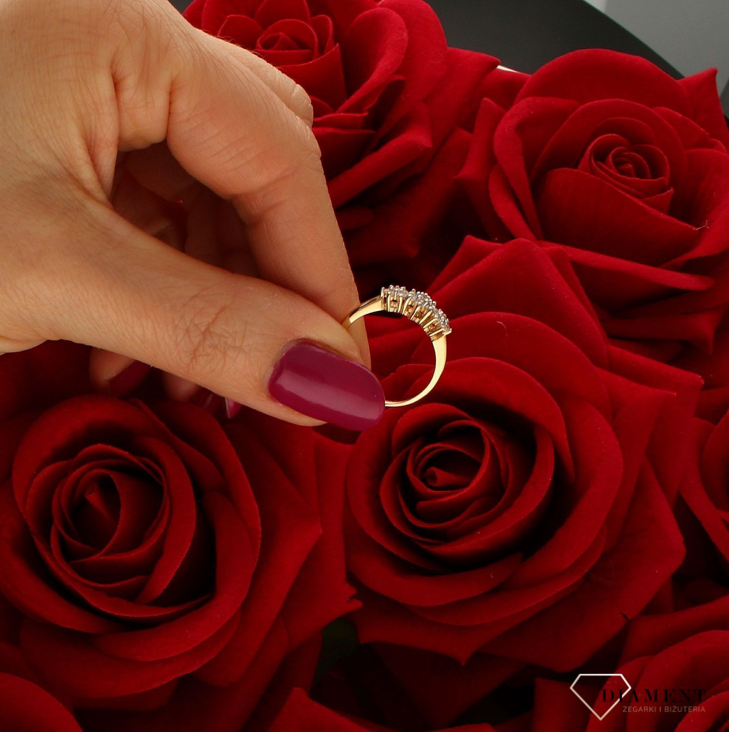 Złoty pierścionek 585 damski bogato zdobiony cyrkoniami DIA-PRS-9327-585.  Przepiękny pierścionek, który został ozdobiony błyszczącymi cyrkoniami. Pierścionek z wysokiej jakości 14-karatowego złota. Idealny na prezent (4).jpg