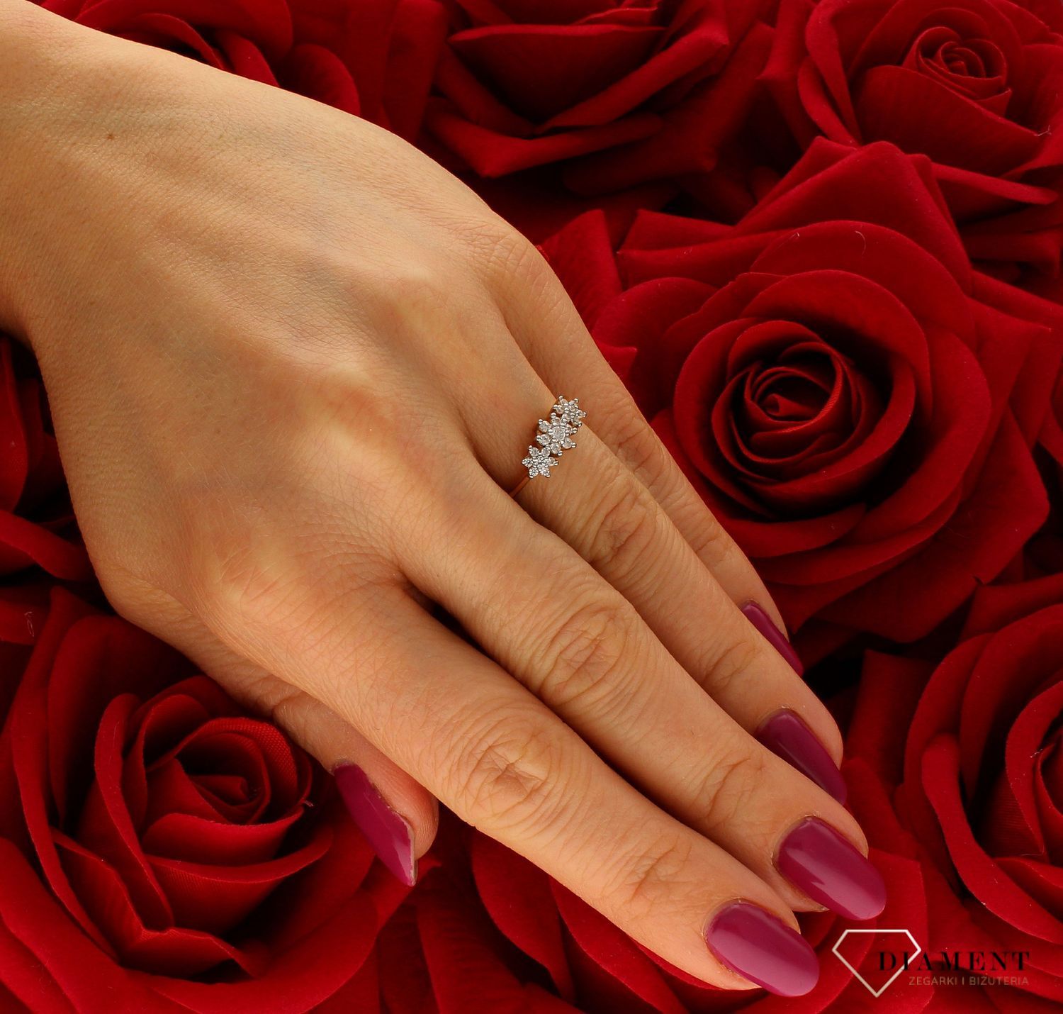 Złoty pierścionek 585 damski bogato zdobiony cyrkoniami DIA-PRS-9327-585.  Przepiękny pierścionek, który został ozdobiony błyszczącymi cyrkoniami. Pierścionek z wysokiej jakości 14-karatowego złota. Idealny na prezent (4).jpg