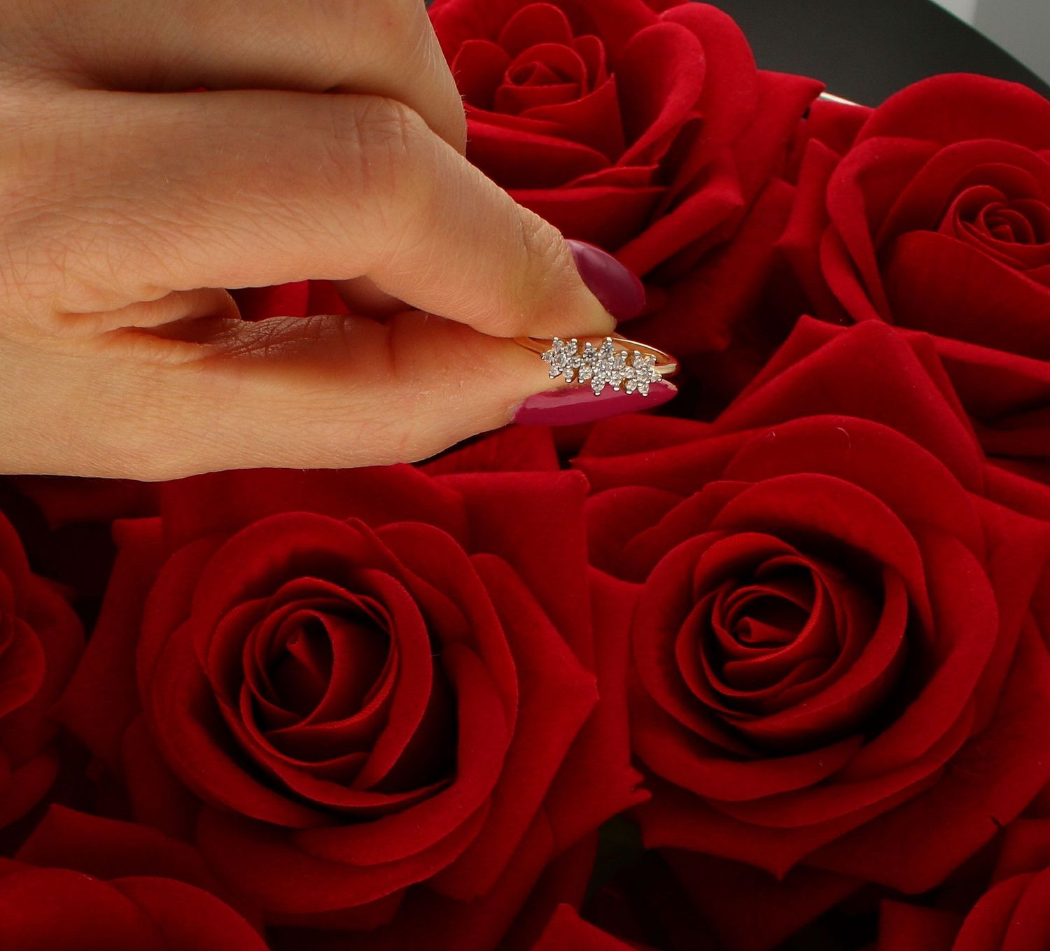 Złoty pierścionek 585 damski bogato zdobiony cyrkoniami DIA-PRS-9327-585.  Przepiękny pierścionek, który został ozdobiony błyszczącymi cyrkoniami. Pierścionek z wysokiej jakości 14-karatowego złota. Idealny na prezent (4).jpg