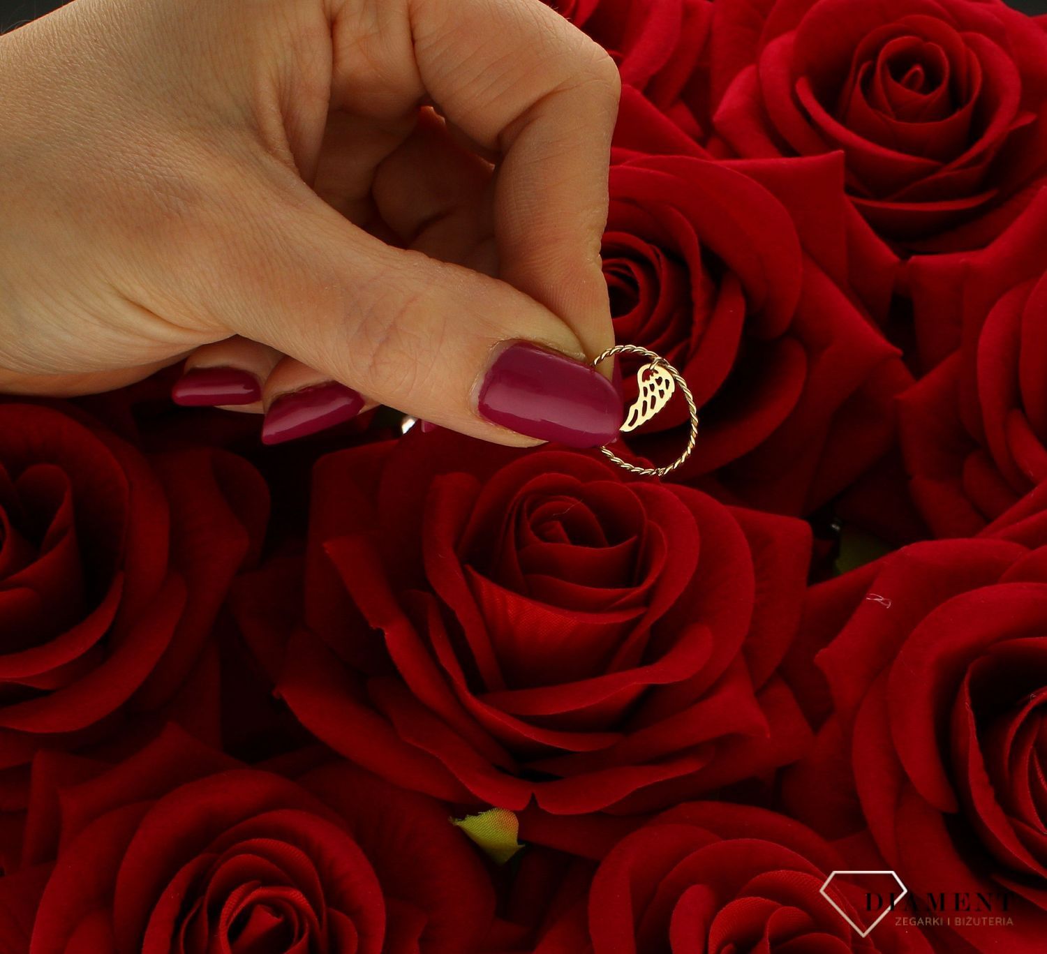 Złoty pierścionek 585 pleciony nowoczesny wzór ze skrzydełkiem rozmiar 11  to złoty damski pierścionek wykonany z wysokiej próby złota 585. Idealna zawieszka w kształcie skrzydełka nadają pierścionkowi nowoczesnego wyglądu ( (4).jpg