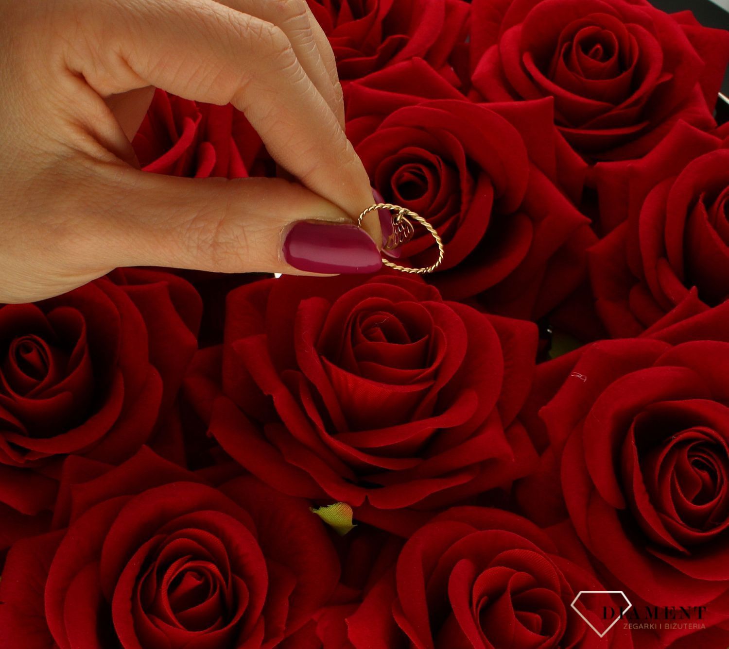 Złoty pierścionek 585 pleciony nowoczesny wzór ze skrzydełkiem rozmiar 11  to złoty damski pierścionek wykonany z wysokiej próby złota 585. Idealna zawieszka w kształcie skrzydełka nadają pierścionkowi nowoczesnego wyglądu ( (4).jpg