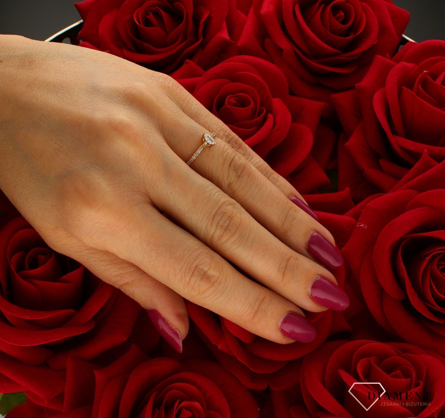 Złoty pierścionek damski 585 zaręczynowy wzór rozmiar 11 DIA-PRS-9331-585 to złoty damski pierścionek wykonany z wysokiej próby złota 585. Idealna biała cyrkonia we wzorze zaręczynowym nadają pierścionkowi nowoczesnego wyglą (4).jpg