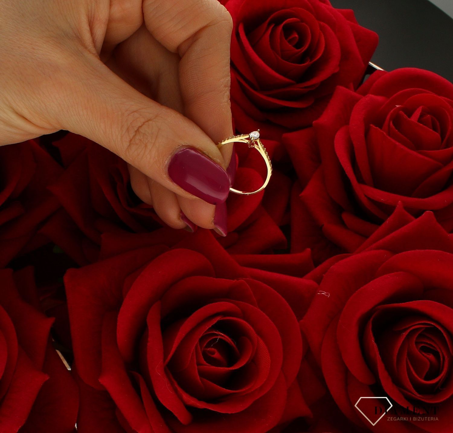 Złoty pierścionek damski 585 zaręczynowy wzór rozmiar 11 DIA-PRS-9331-585 to złoty damski pierścionek wykonany z wysokiej próby złota 585. Idealna biała cyrkonia we wzorze zaręczynowym nadają pierścionkowi nowoczesnego wyglą (4).jpg