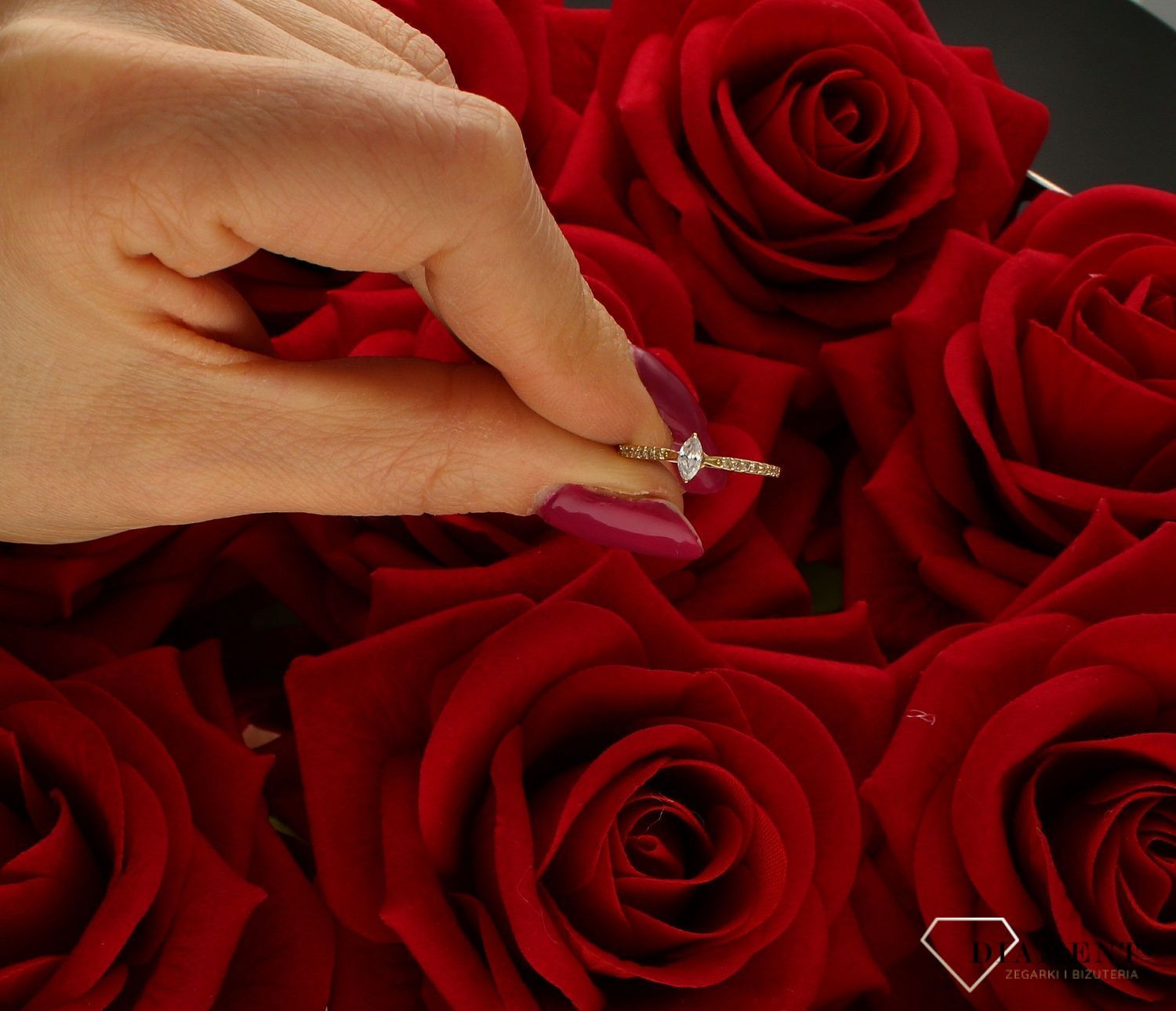 Złoty pierścionek damski 585 zaręczynowy wzór rozmiar 11 DIA-PRS-9331-585 to złoty damski pierścionek wykonany z wysokiej próby złota 585. Idealna biała cyrkonia we wzorze zaręczynowym nadają pierścionkowi nowoczesnego wyglą (4).jpg