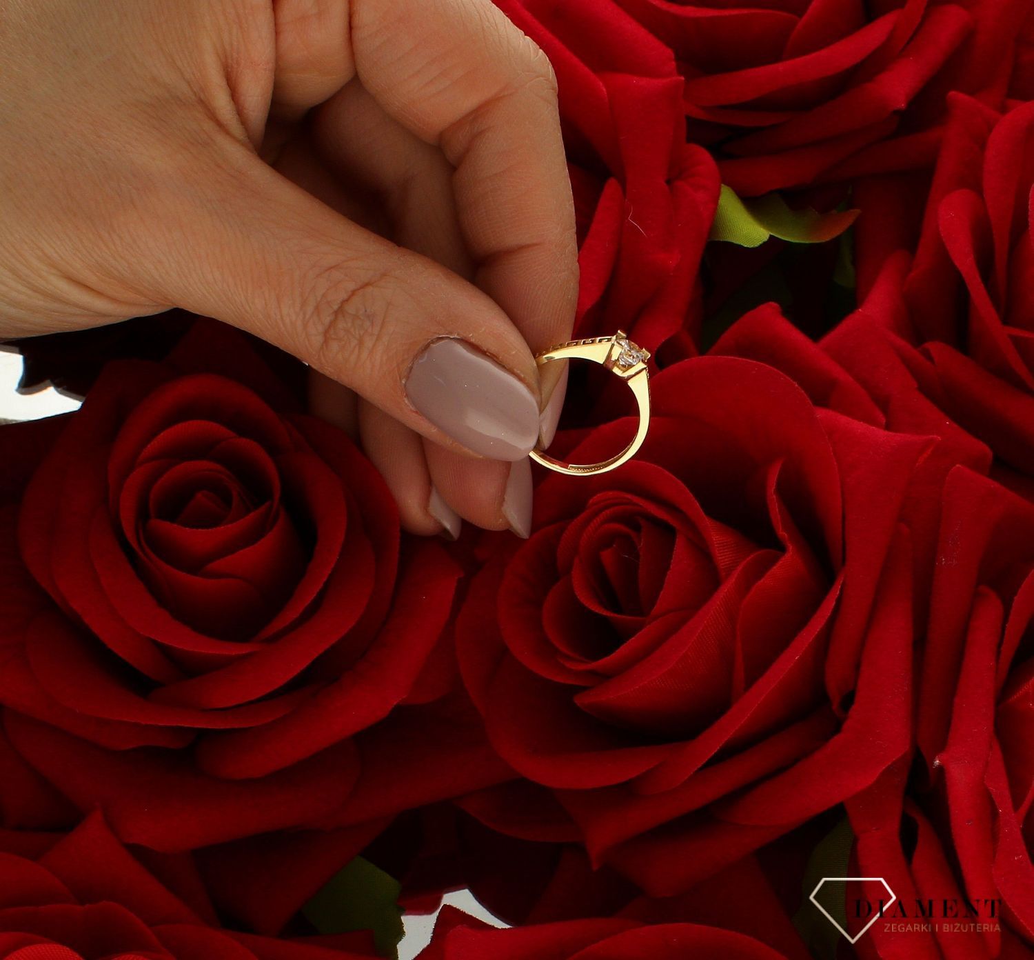 Złoty pierścionek 585 damski zaręczynowy wzór rozmiar 12 droga grecka DIA-PRS-9332-585 to złoty damski pierścionek wykonany z wysokiej próby złota 585. Idealna biała cyrkonia we wzorze zaręczynowym nadają pierścionkowi nowoc (4).jpg