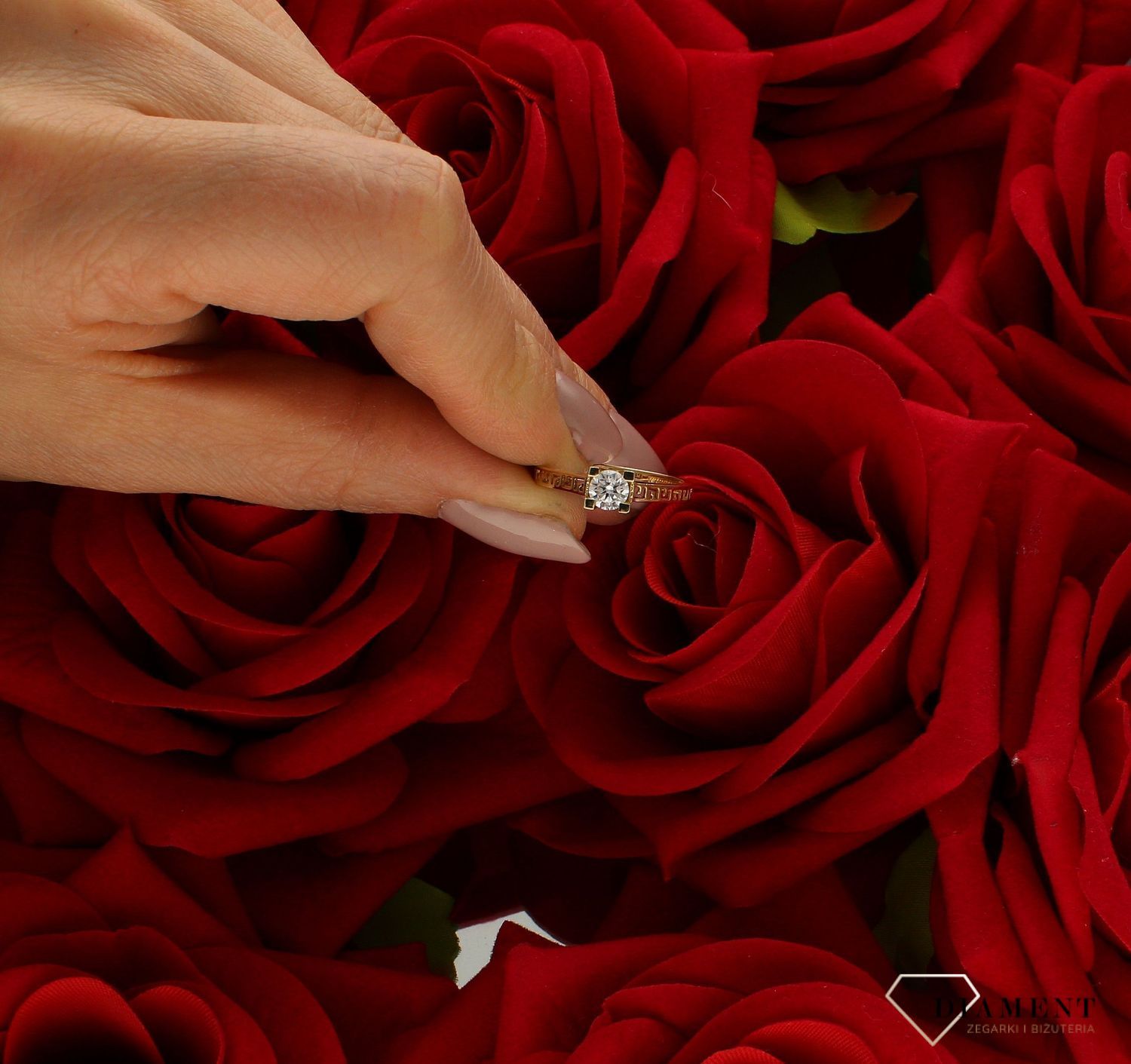 Złoty pierścionek 585 damski zaręczynowy wzór rozmiar 12 droga grecka DIA-PRS-9332-585 to złoty damski pierścionek wykonany z wysokiej próby złota 585. Idealna biała cyrkonia we wzorze zaręczynowym nadają pierścionkowi nowoc (4).jpg