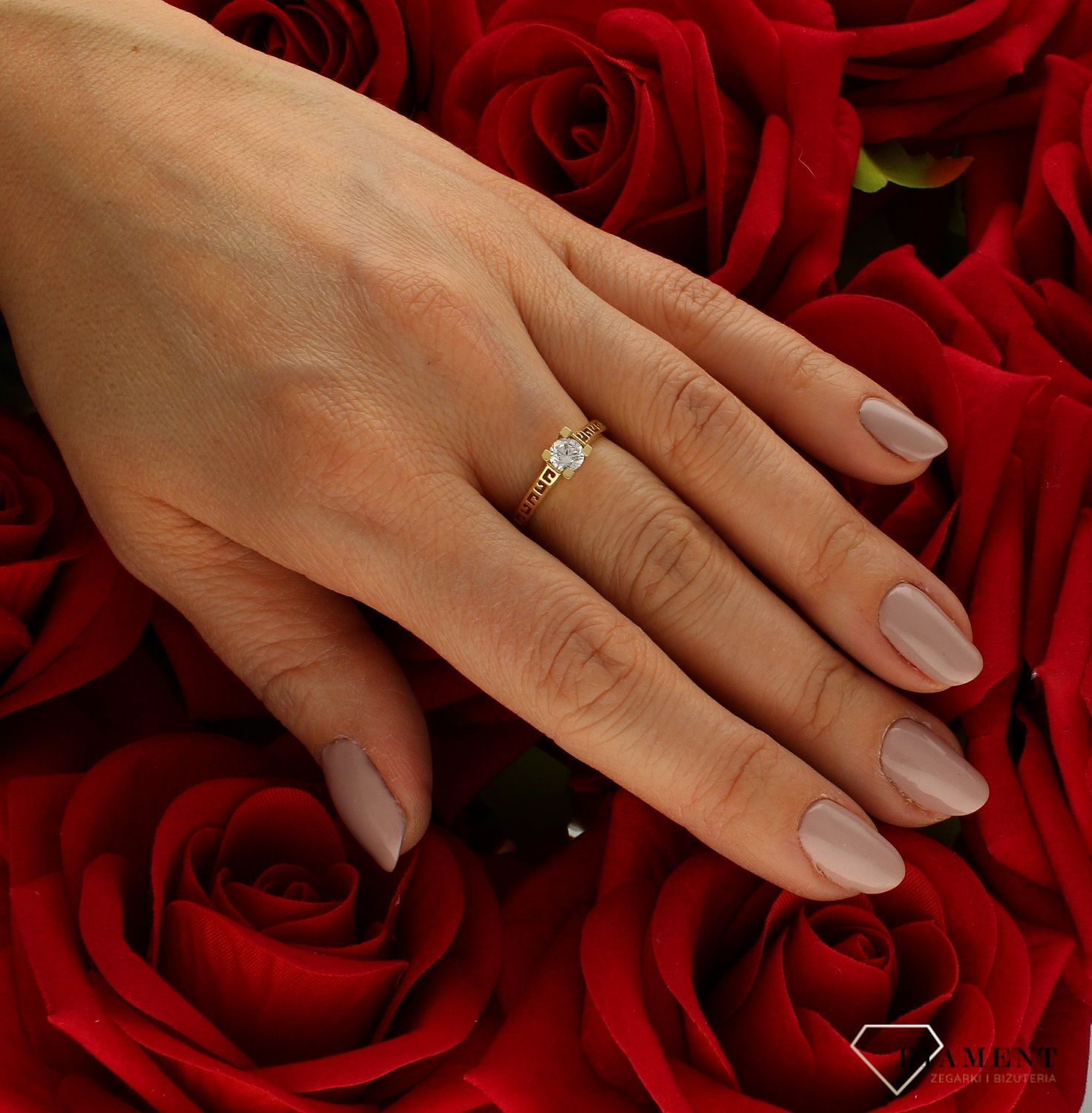 Złoty pierścionek 585 damski zaręczynowy wzór rozmiar 12 droga grecka DIA-PRS-9332-585 to złoty damski pierścionek wykonany z wysokiej próby złota 585. Idealna biała cyrkonia we wzorze zaręczynowym nadają pierścionkowi nowoc (4).jpg