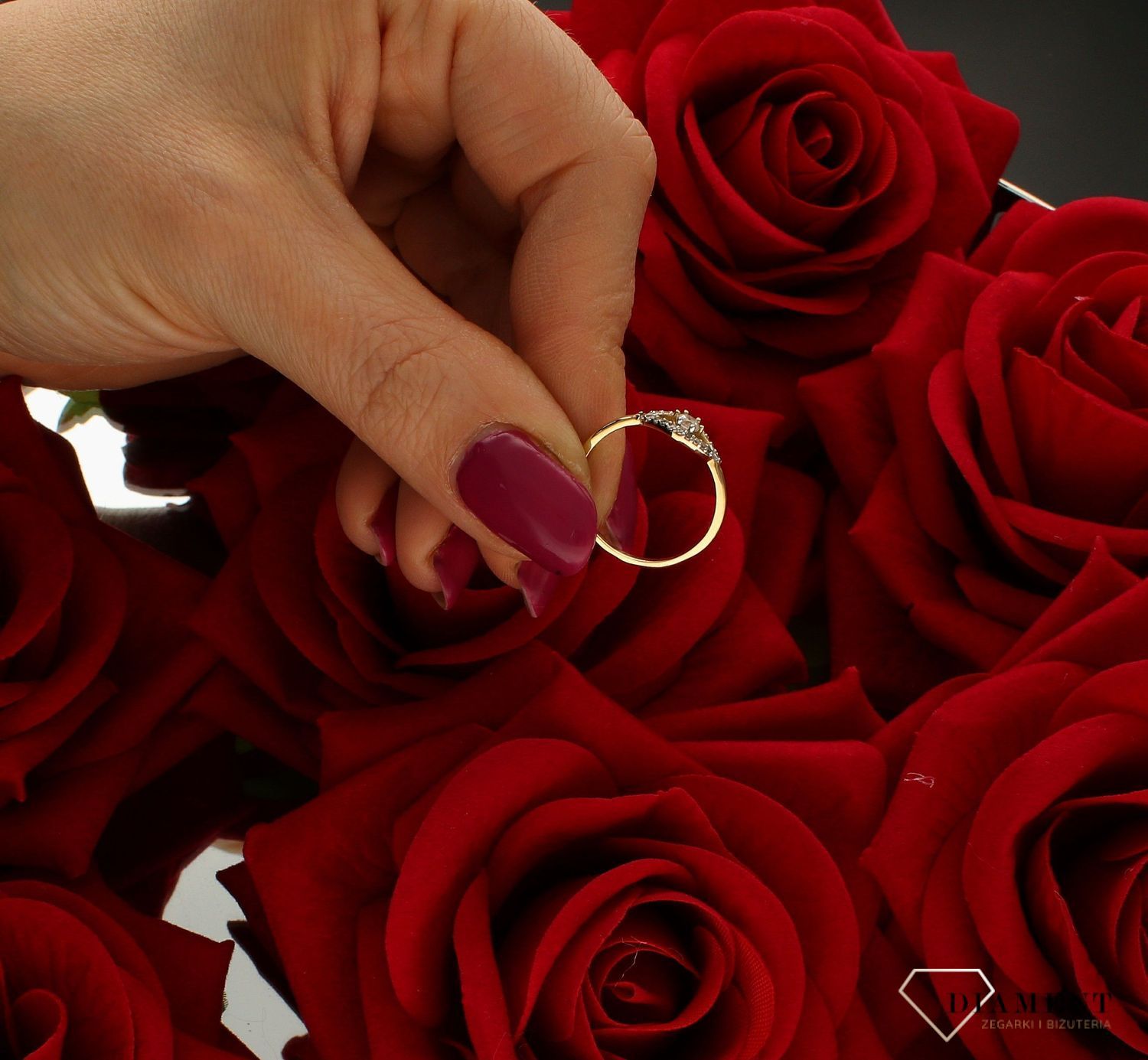 Złoty pierścionek damski zaręczynowy wzór rozmiar 12 DIA-PRS-9333-585 to złoty damski pierścionek wykonany z wysokiej próby złota 585. Idealna biała cyrkonia we wzorze zaręczynowym nadają pierścionkowi nowoczesnego wyglądu ( (4).jpg