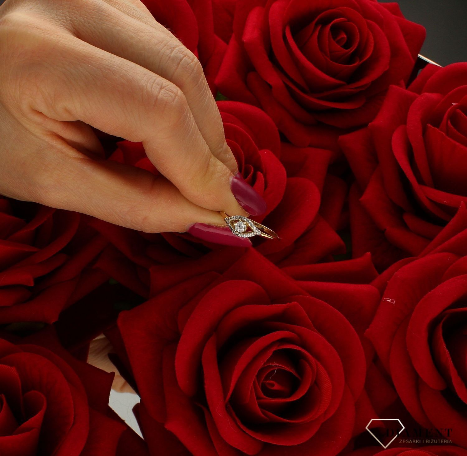 Złoty pierścionek damski zaręczynowy wzór rozmiar 12 DIA-PRS-9333-585 to złoty damski pierścionek wykonany z wysokiej próby złota 585. Idealna biała cyrkonia we wzorze zaręczynowym nadają pierścionkowi nowoczesnego wyglądu ( (4).jpg