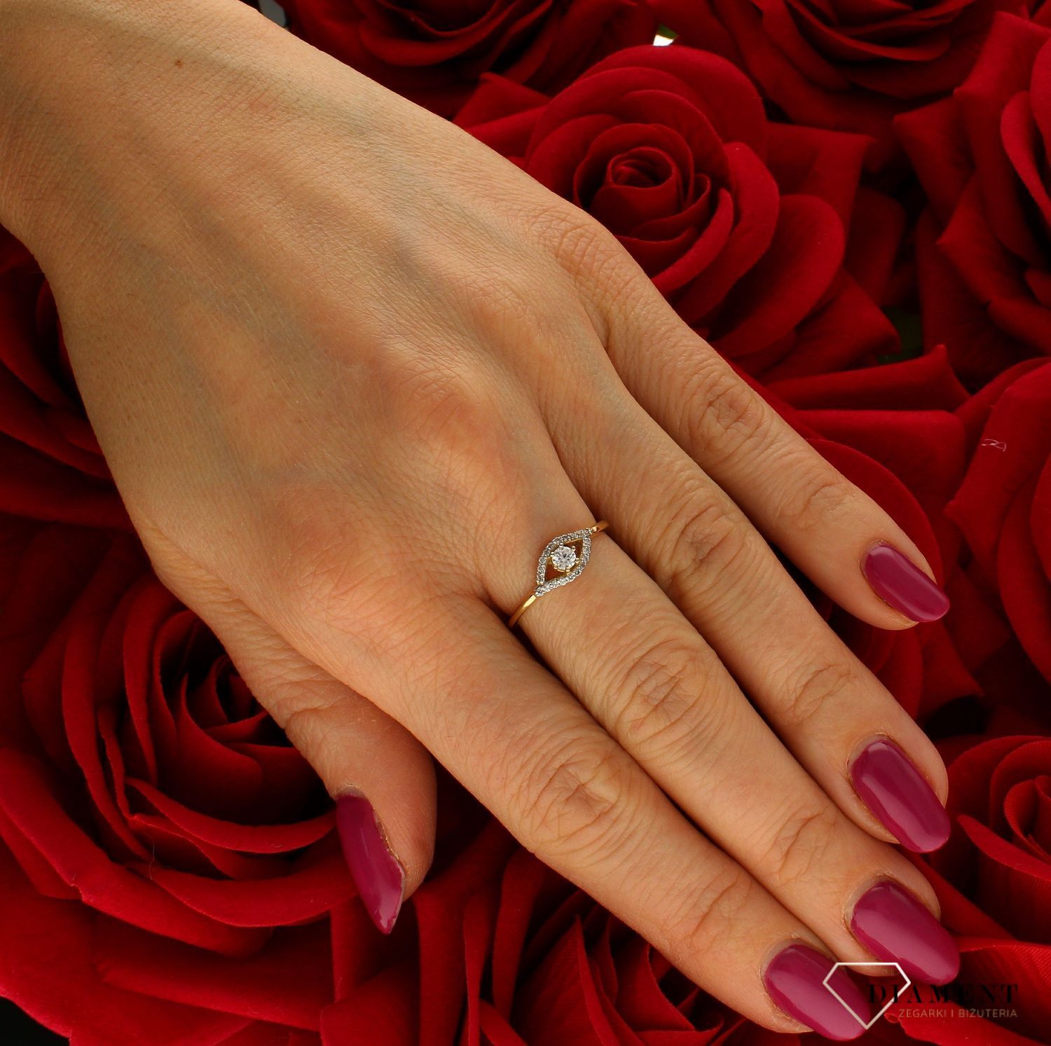 Złoty pierścionek damski zaręczynowy wzór rozmiar 12 DIA-PRS-9333-585 to złoty damski pierścionek wykonany z wysokiej próby złota 585. Idealna biała cyrkonia we wzorze zaręczynowym nadają pierścionkowi nowoczesnego wyglądu ( (4).jpg