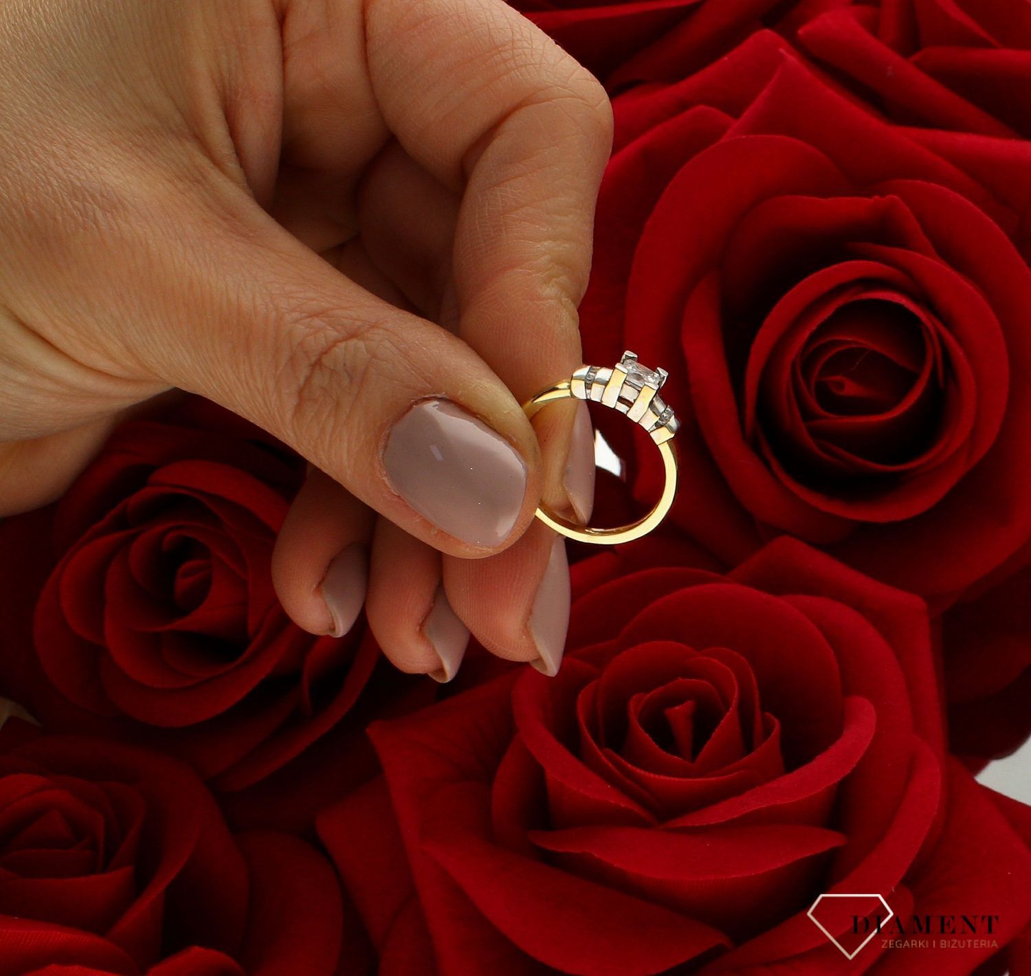 Złoty pierścionek 585 damski zaręczynowy wzór rozmiar 10 DIA-PRS-9334-585. to złoty damski pierścionek wykonany z wysokiej próby złota 585. Idealna biała cyrkonia we wzorze zaręczynowym nadają pierścionkowi nowoczesnego wygl (4).jpg