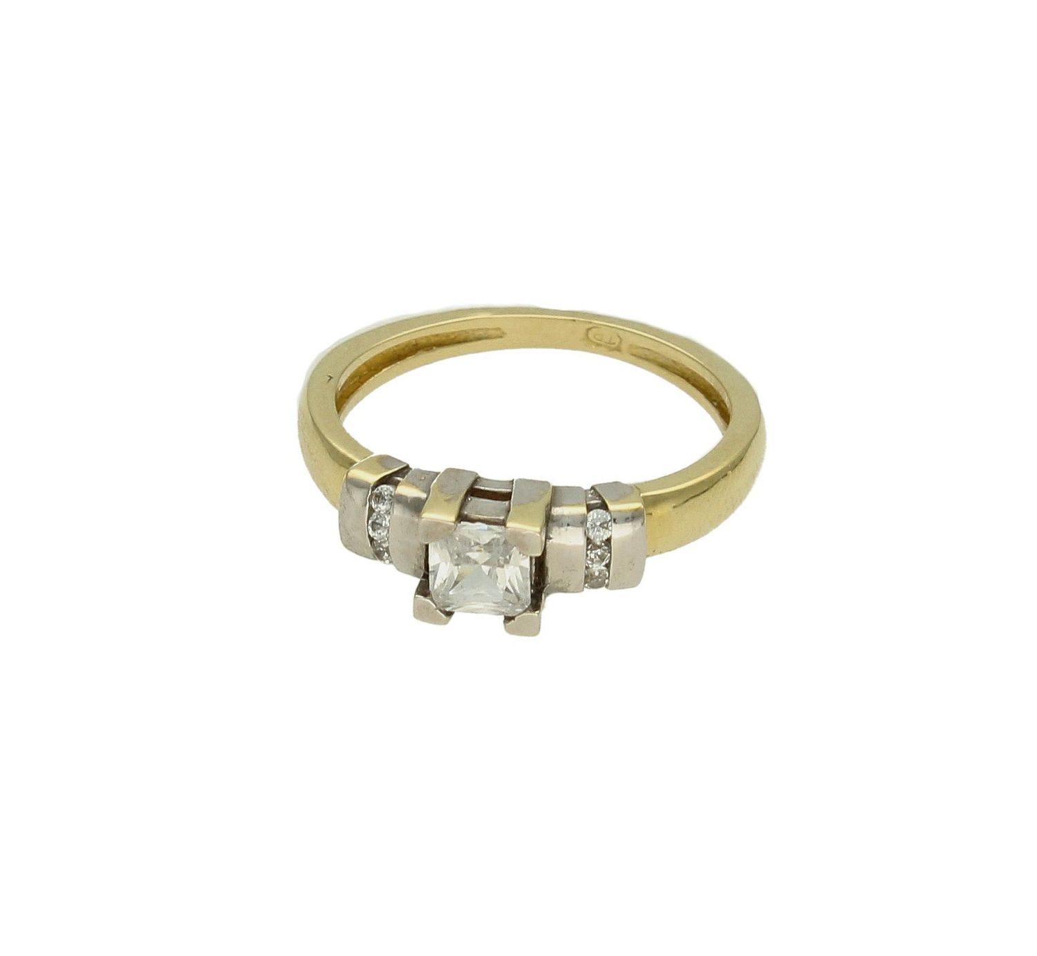 Złoty pierścionek 585 damski zaręczynowy wzór rozmiar 10 DIA-PRS-9334-585. to złoty damski pierścionek wykonany z wysokiej próby złota 585. Idealna biała cyrkonia we wzorze zaręczynowym nadają pierścionkowi nowoczesnego wygl (4).jpg