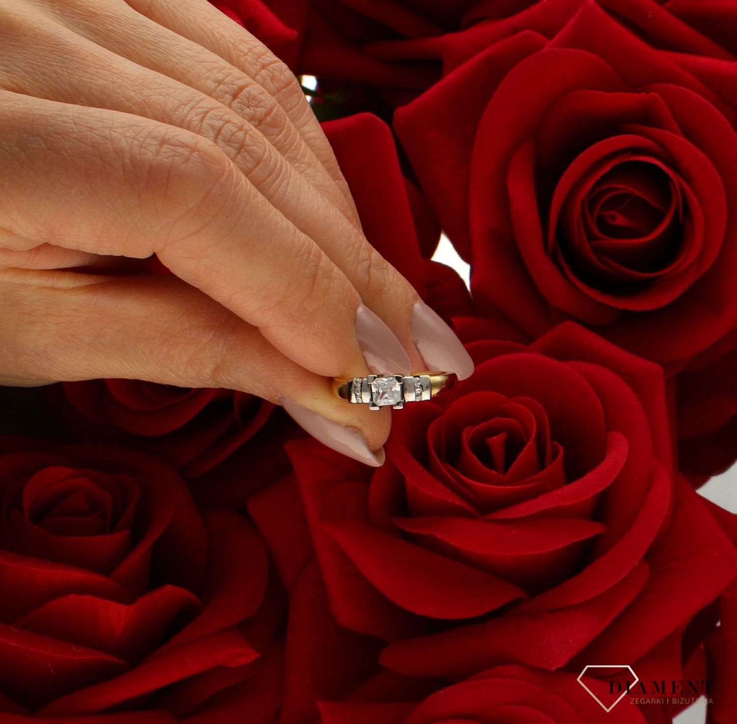 Złoty pierścionek 585 damski zaręczynowy wzór rozmiar 10 DIA-PRS-9334-585. to złoty damski pierścionek wykonany z wysokiej próby złota 585. Idealna biała cyrkonia we wzorze zaręczynowym nadają pierścionkowi nowoczesnego wygl (4).jpg