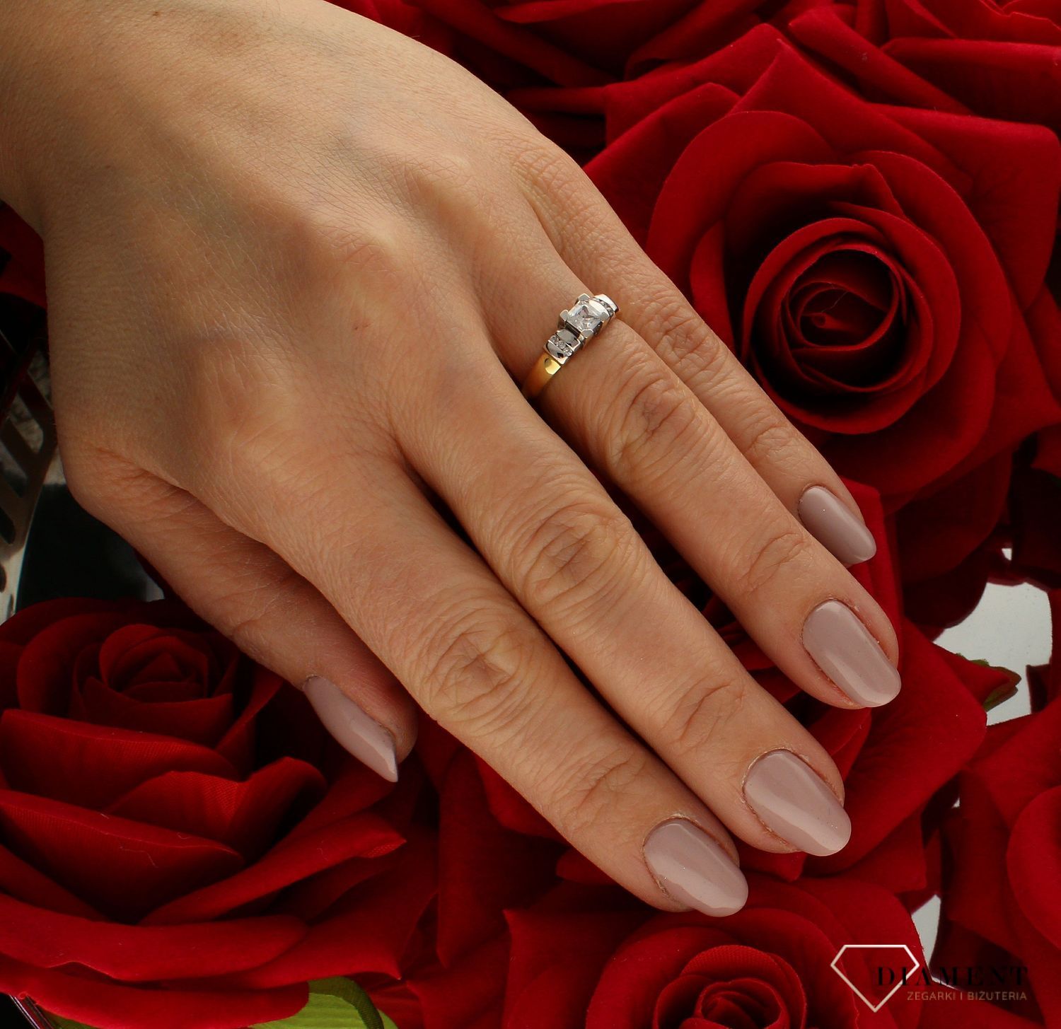 Złoty pierścionek 585 damski zaręczynowy wzór rozmiar 10 DIA-PRS-9334-585. to złoty damski pierścionek wykonany z wysokiej próby złota 585. Idealna biała cyrkonia we wzorze zaręczynowym nadają pierścionkowi nowoczesnego wygl (4).jpg