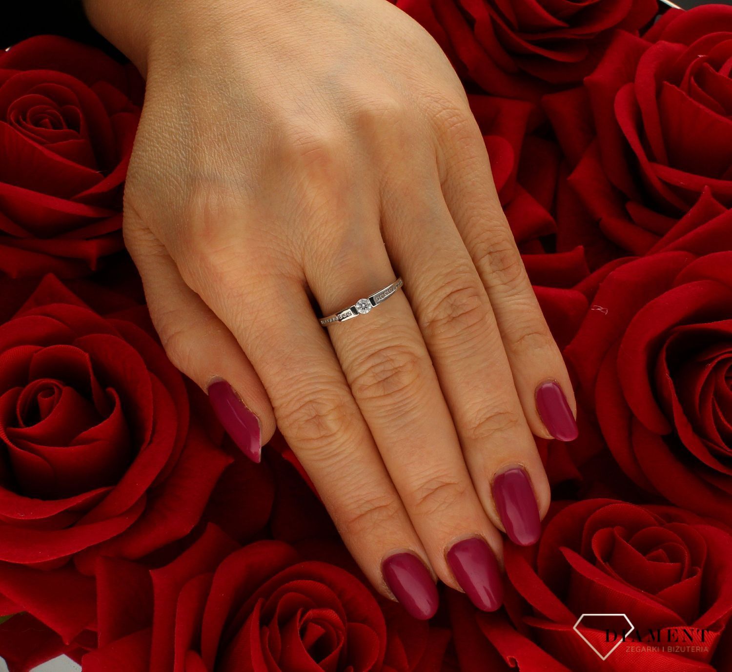 Złoty pierścionek damski Białe złoto Ten jedyny rozmiar 16 DIA-PRS-9335-585 to złoty damski pierścionek wykonany z wysokiej próby białego złota 585. Idealna biała cyrkonia we wzorze zaręczynowym nadają pierścionkowi nowoczes (4).jpg