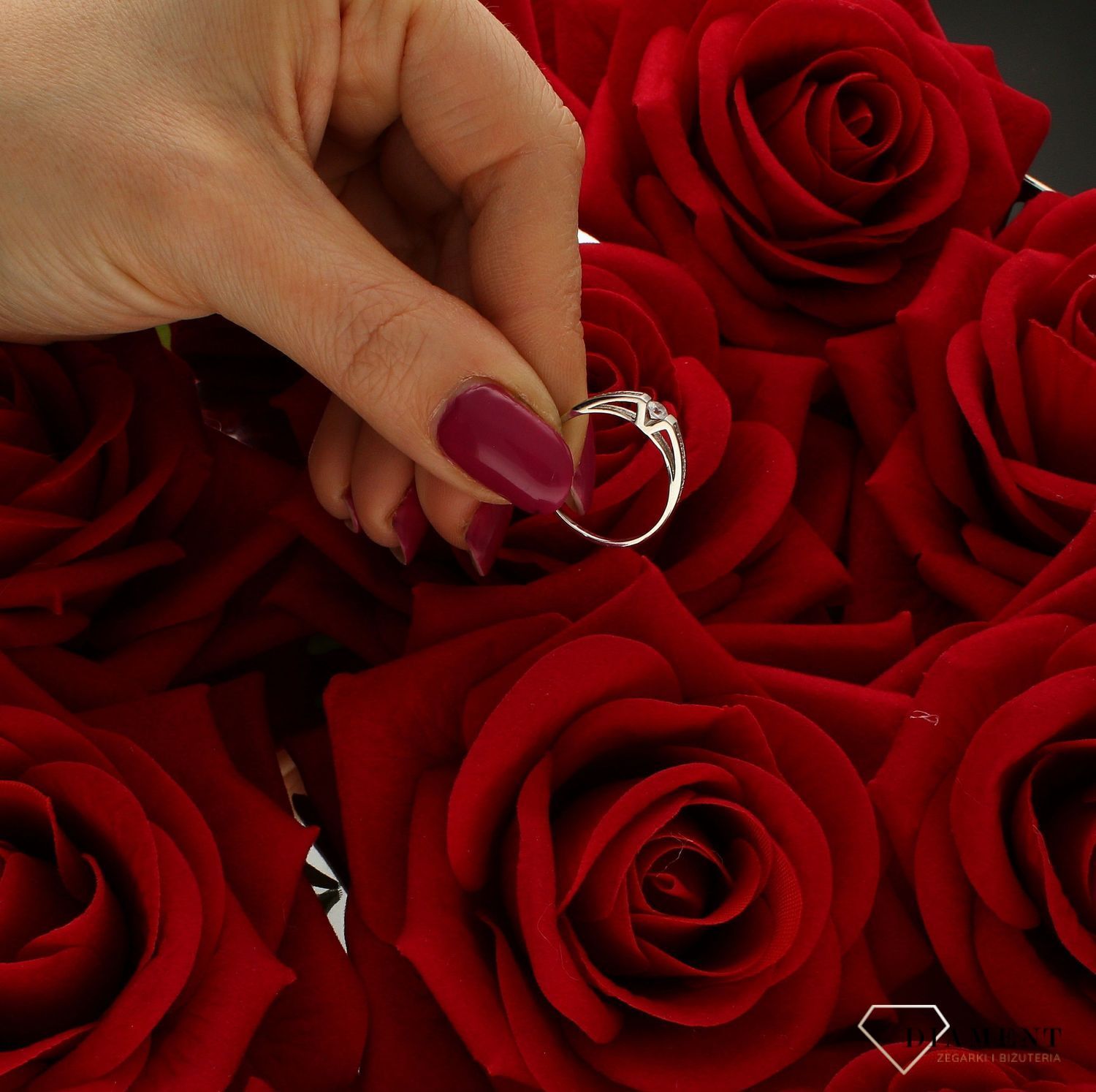 Złoty pierścionek damski Białe złoto Ten jedyny rozmiar 16 DIA-PRS-9335-585 to złoty damski pierścionek wykonany z wysokiej próby białego złota 585. Idealna biała cyrkonia we wzorze zaręczynowym nadają pierścionkowi nowoczes (4).jpg