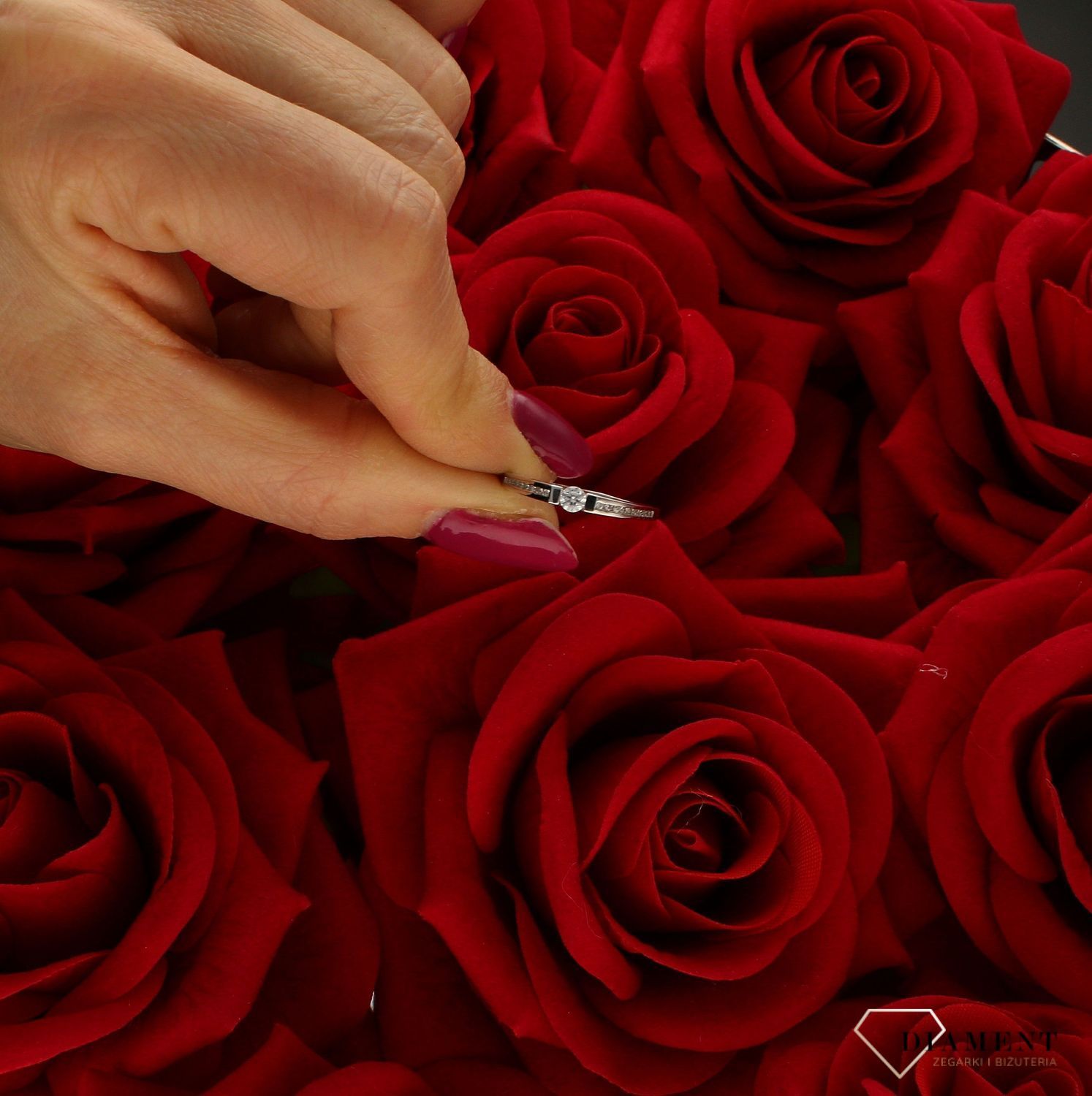 Złoty pierścionek damski Białe złoto Ten jedyny rozmiar 16 DIA-PRS-9335-585 to złoty damski pierścionek wykonany z wysokiej próby białego złota 585. Idealna biała cyrkonia we wzorze zaręczynowym nadają pierścionkowi nowoczes (4).jpg