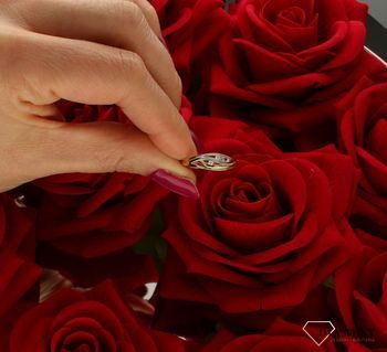 Złoty pierścionek damski 585 Klasyczna elegancja rozmiar 12 DIA-PRS-9336-585.  Złoty pierścionek w nietypowej odsłonie świetnie się sprawdzi na prezent z okazji urodzin, imienin czy rocznicy ślubu. Przepiękny pierścionek, oz.jpg
