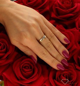 Złoty pierścionek damski 585 Klasyczna elegancja rozmiar 12 DIA-PRS-9336-585.  Złoty pierścionek w nietypowej odsłonie świetnie się sprawdzi na prezent z okazji urodzin, imienin czy rocznicy ślubu. Przepiękny pierścionek, ozdo (1).jpg