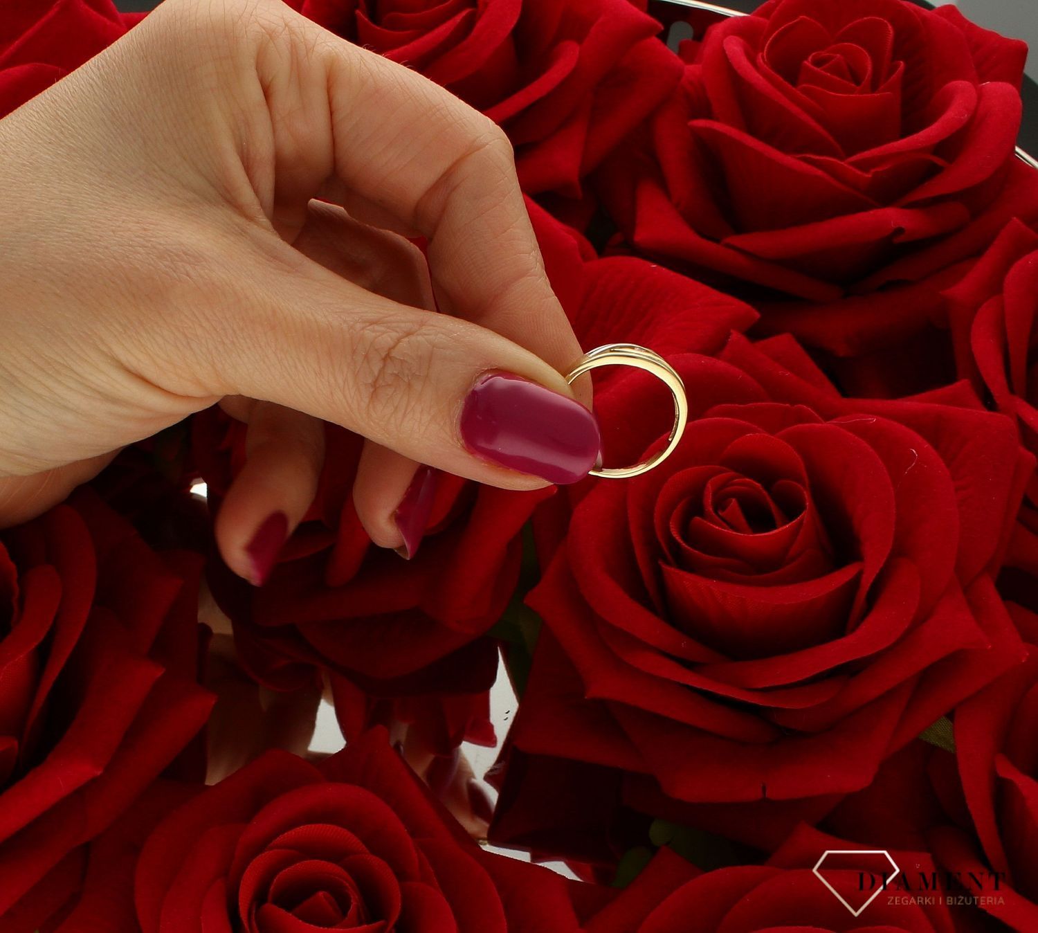 Złoty pierścionek damski 585 Klasyczna elegancja rozmiar 12 DIA-PRS-9336-585.  Złoty pierścionek w nietypowej odsłonie świetnie się sprawdzi na prezent z okazji urodzin, imienin czy rocznicy ślubu. Przepiękny pierścionek, oz (4).jpg