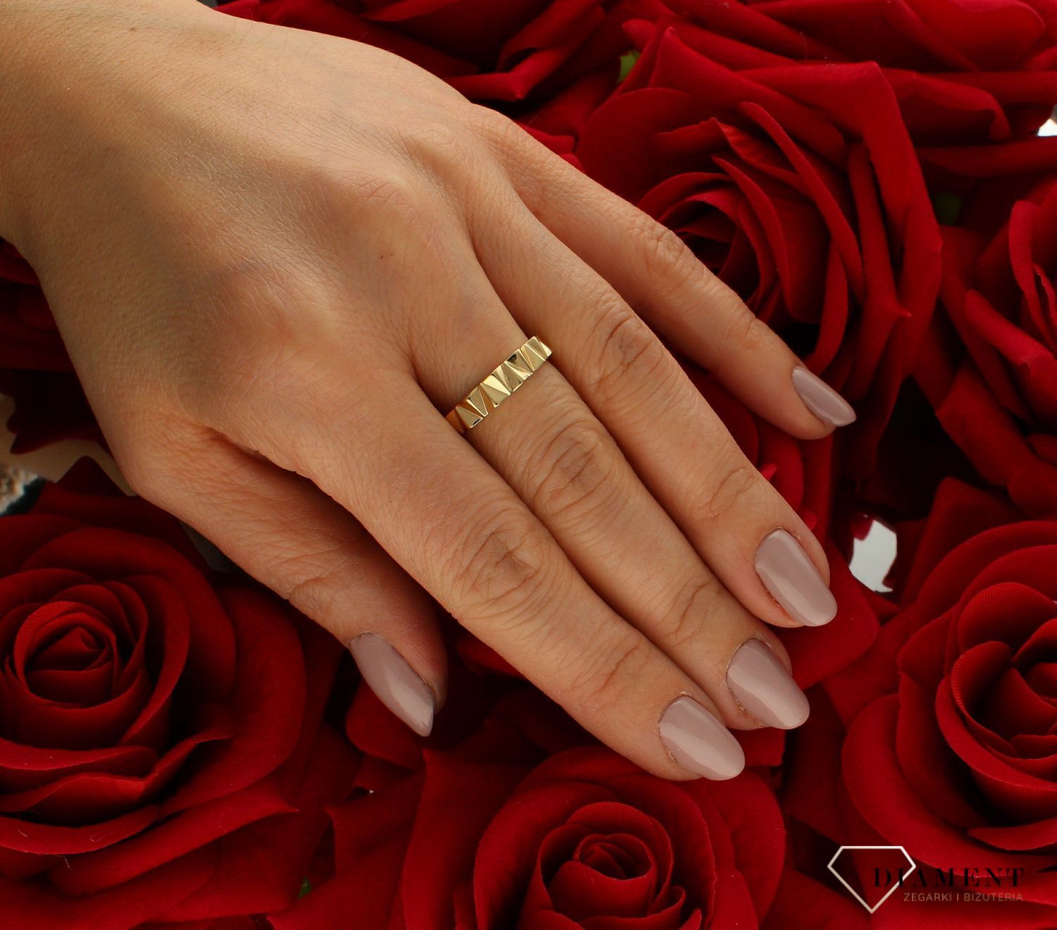 Złoty pierścionek 585 grawerowanie rozmiar 15 DIA-PRS-9337-585  to złoty damski pierścionek wykonany z wysokiej próby złota 585. Idealne grawerowanie we wzorze obrączki nadaje pierścionkowi nowoczesnego wyglądu (4).jpg