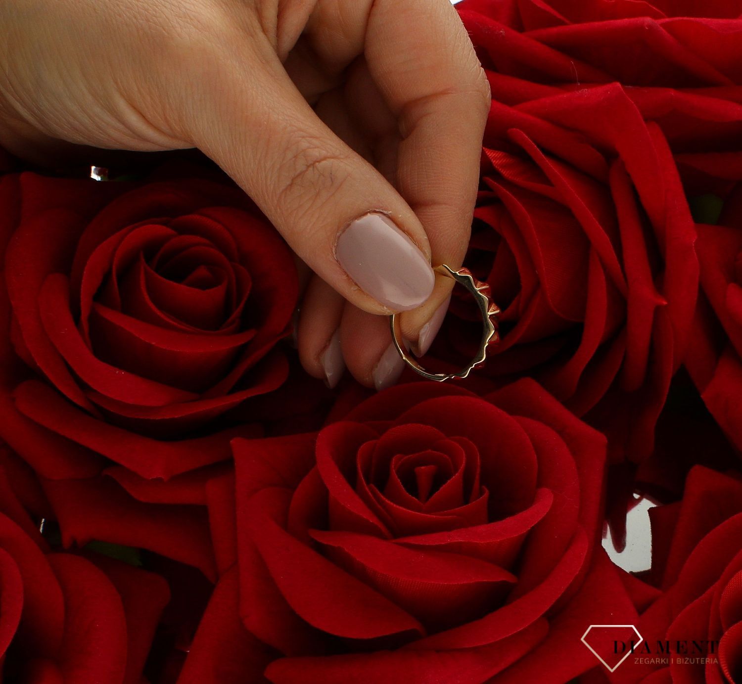 Złoty pierścionek 585 grawerowanie rozmiar 15 DIA-PRS-9337-585  to złoty damski pierścionek wykonany z wysokiej próby złota 585. Idealne grawerowanie we wzorze obrączki nadaje pierścionkowi nowoczesnego wyglądu (4).jpg