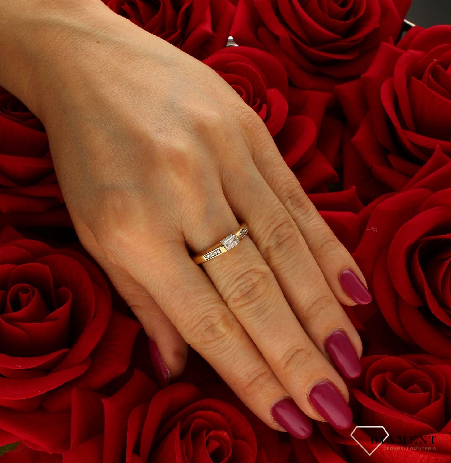 Złoty pierścionek damski Kwadratowy Kamień w oprawie rozmiar 15 DIA-PRS-9338-585. Złoty pierścionek wykonany z wysokiej próby złota 585. Idealne białe cyrkonie nadają pierścionkowi nowoczesnego wyglądu (4).jpg